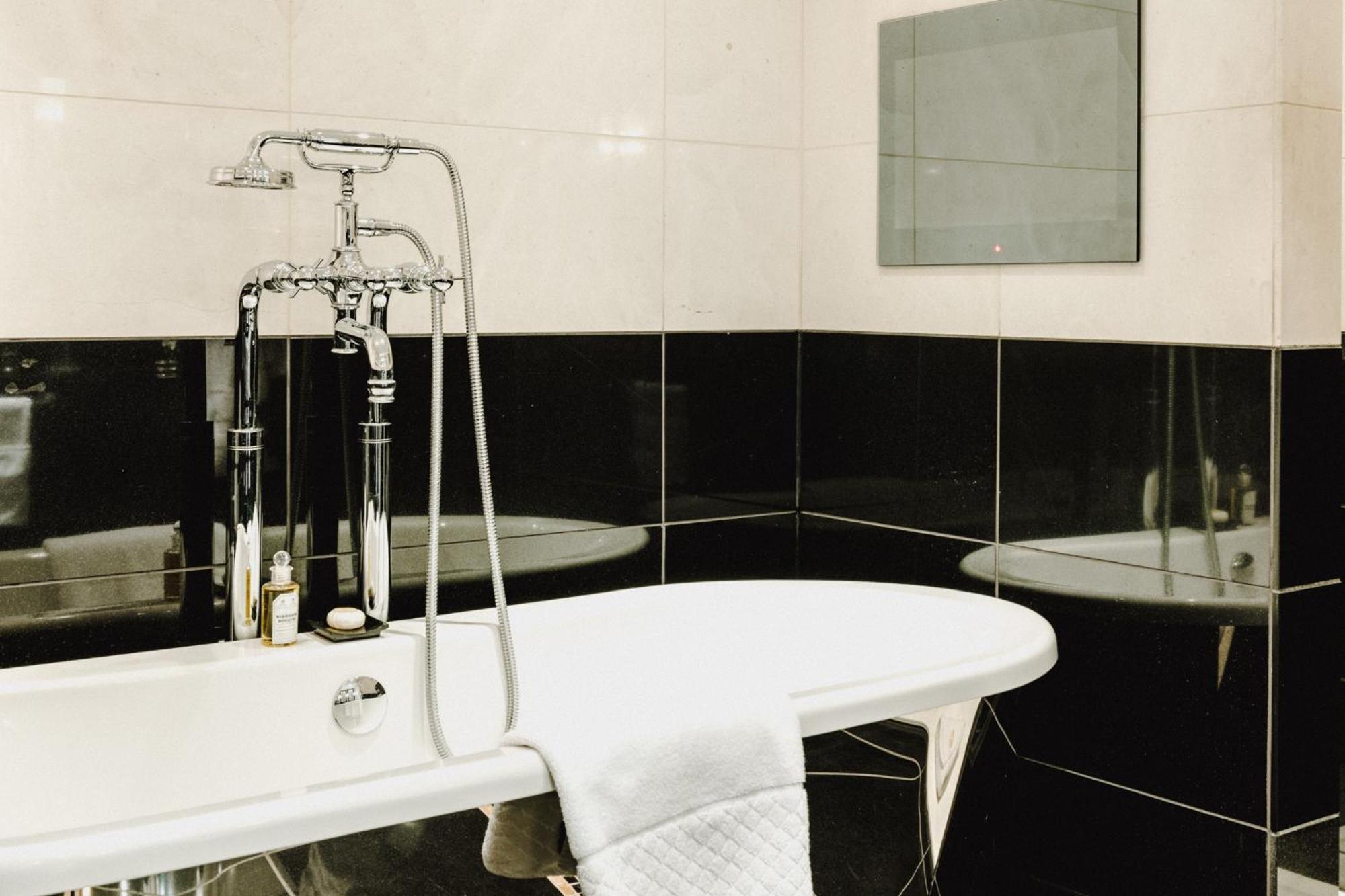 Deluxe King Suite
