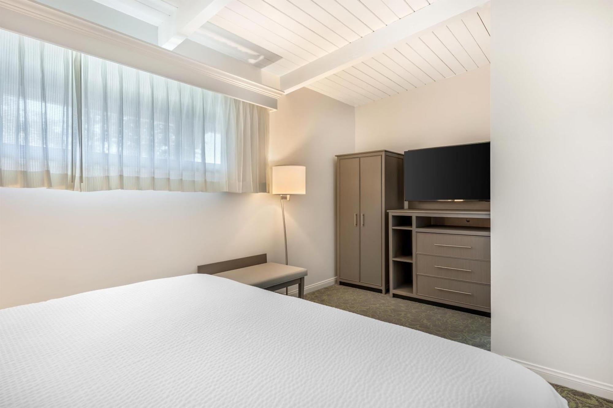 One-Bedroom King Suite Full Kitchen Poolside or Non-Smoking