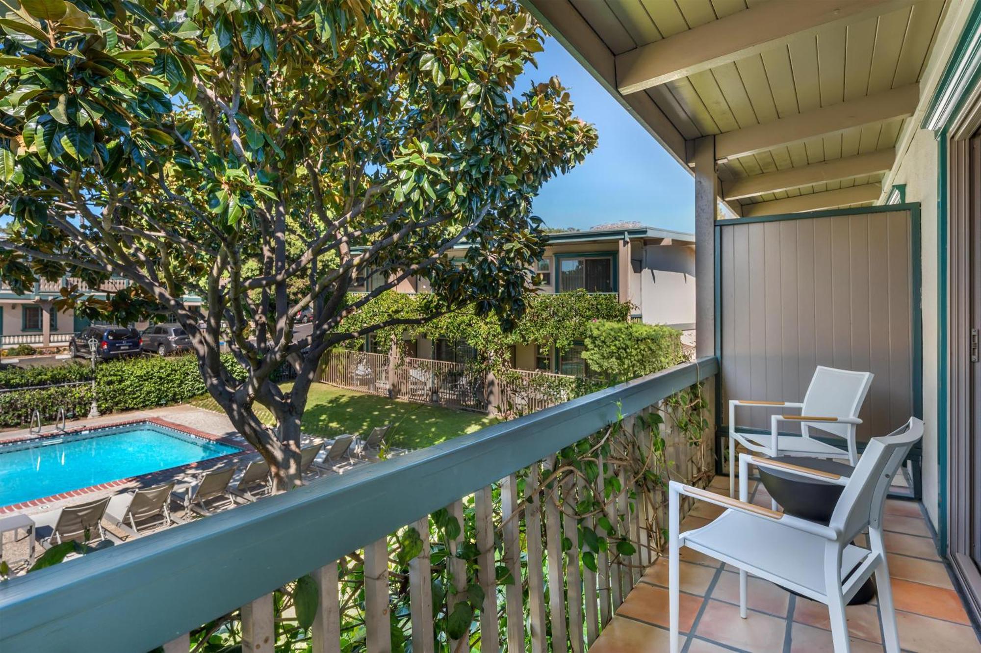 One-Bedroom King Suite Full Kitchen Poolside or Non-Smoking