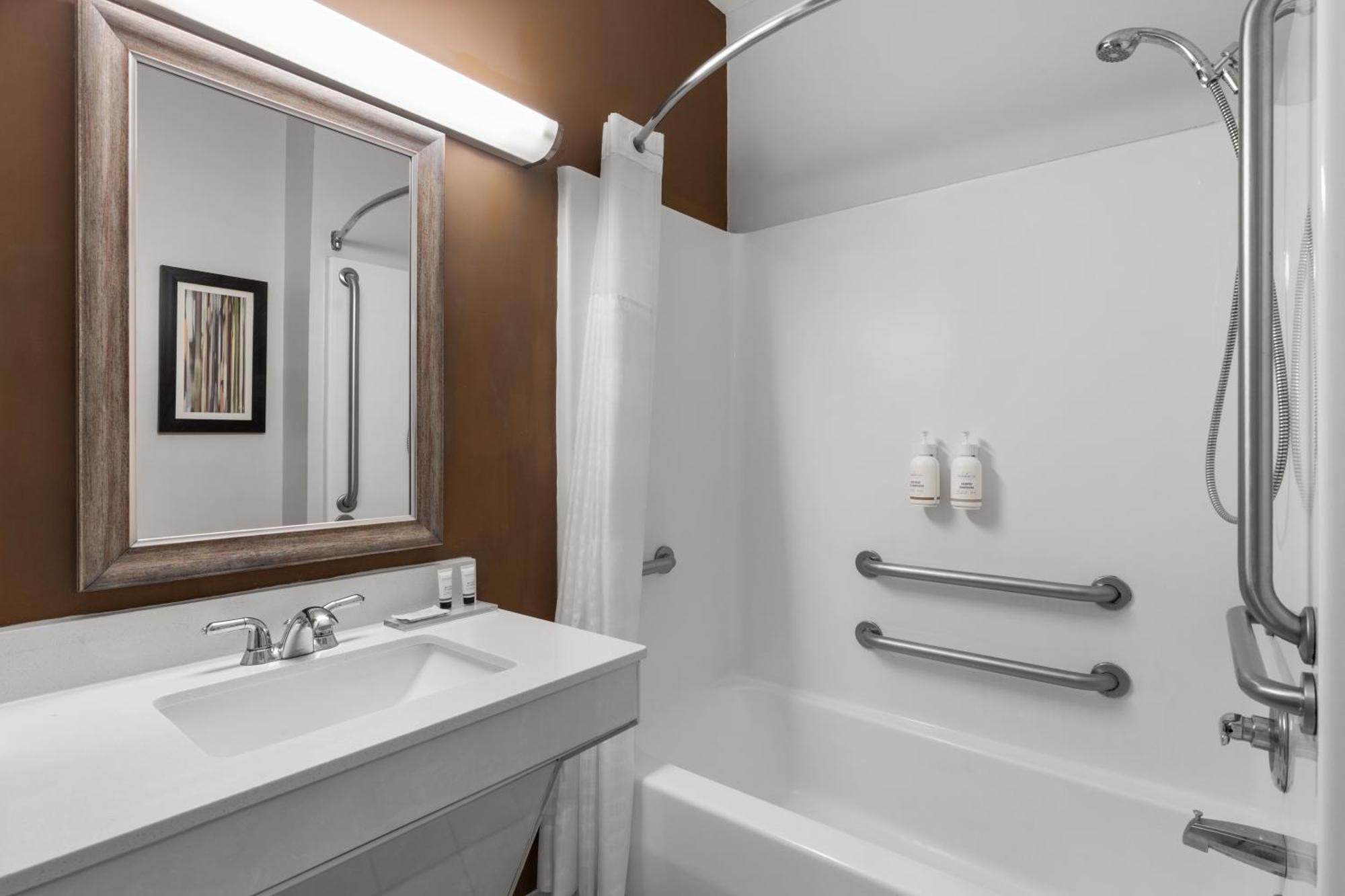 King Room Bath Tub Mobility Accessible or Non-Smoking