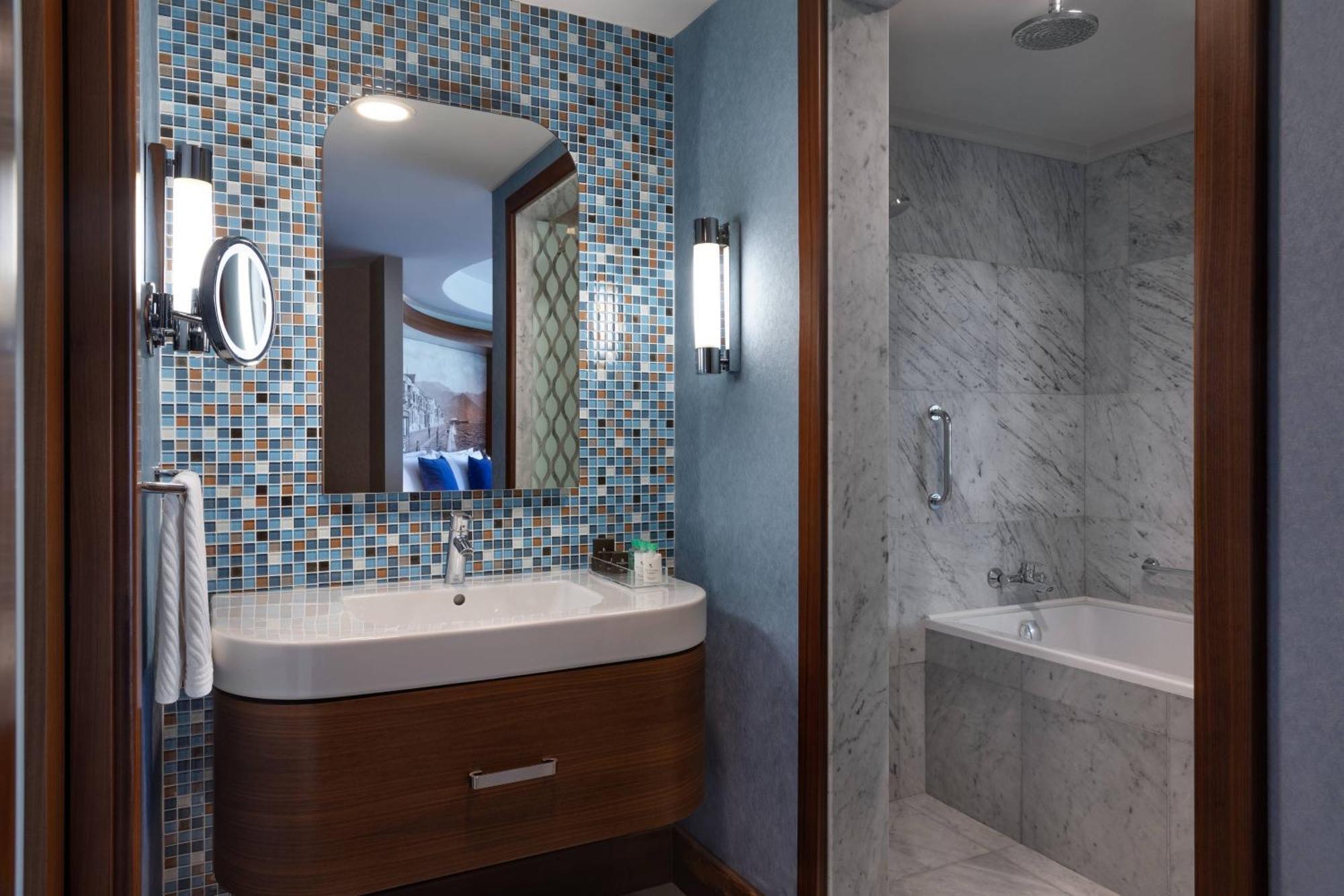 Junior Suite Partial Sea View Executive Lounge Access