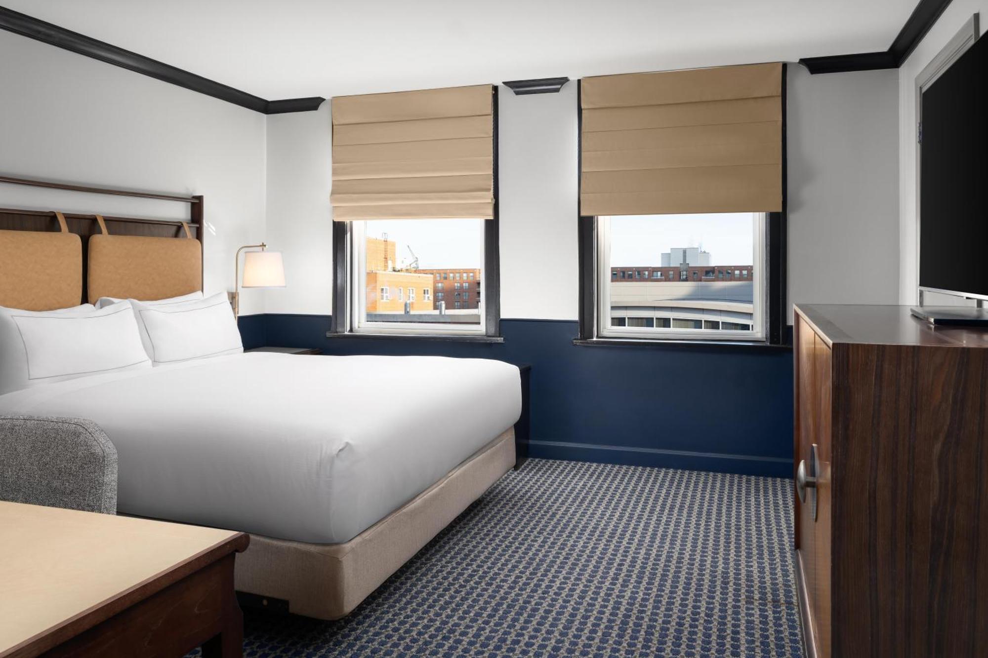 King Room with Roll-In Shower - Mobility Access,1756502599:JPEG