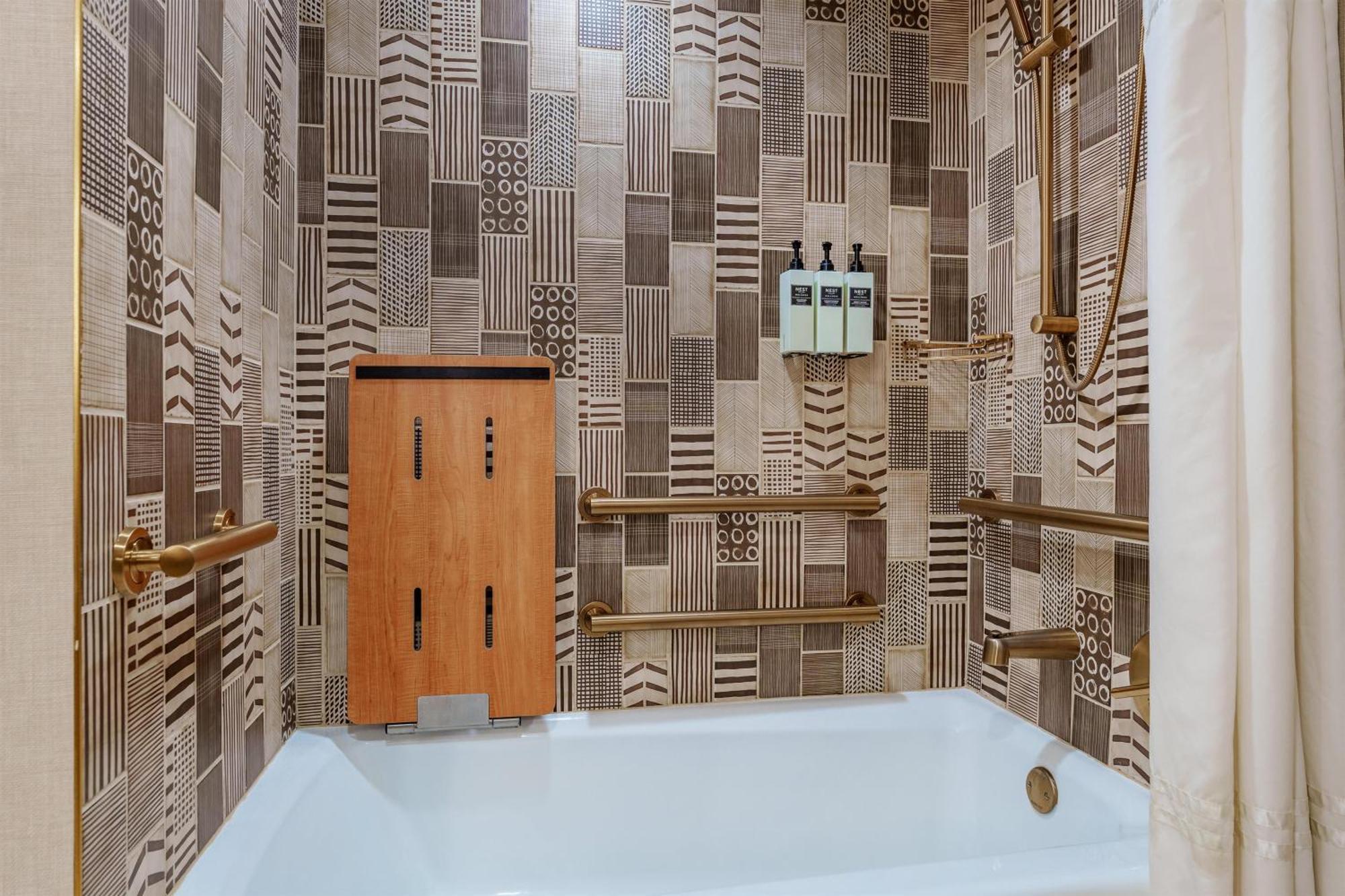 Suite Lit King-Size Rénovée avec Baignoire Accessible aux Personnes à Mobilité Réduite