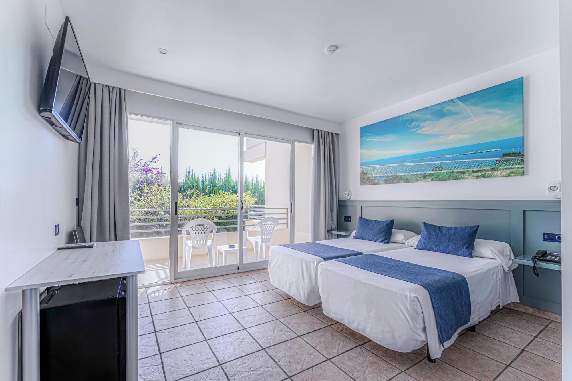 Twin Room,1756527376:JPEG