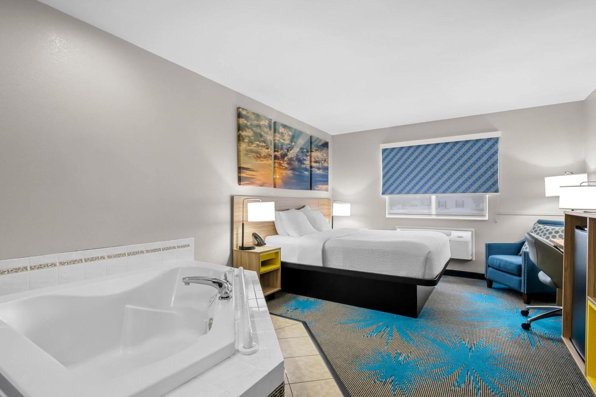 Queen Room - Disability Access/Non-Smoking