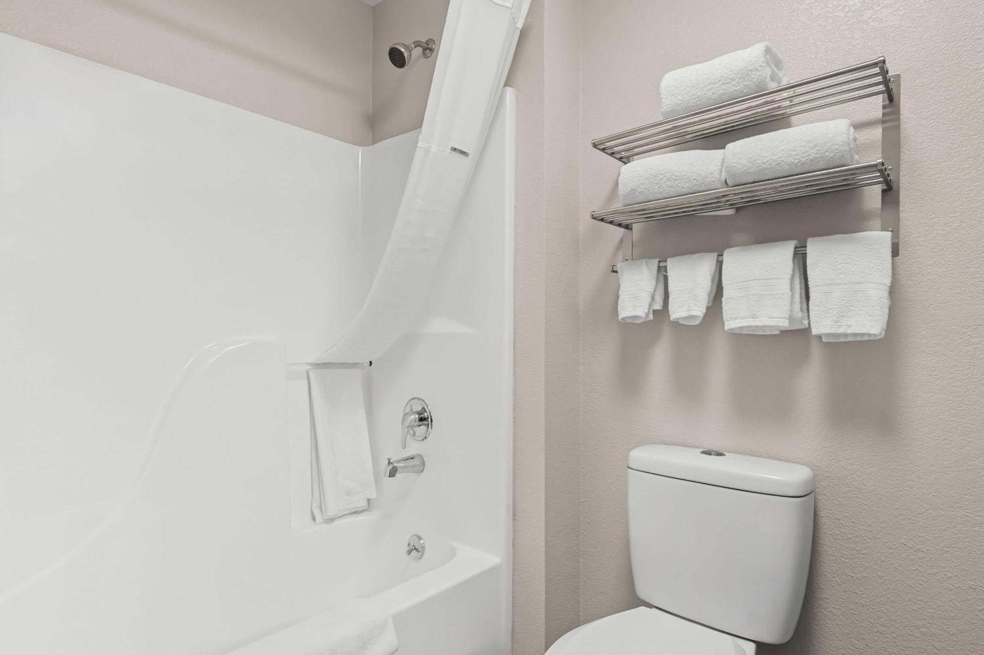 Business Queen Suite - Non-Smoking