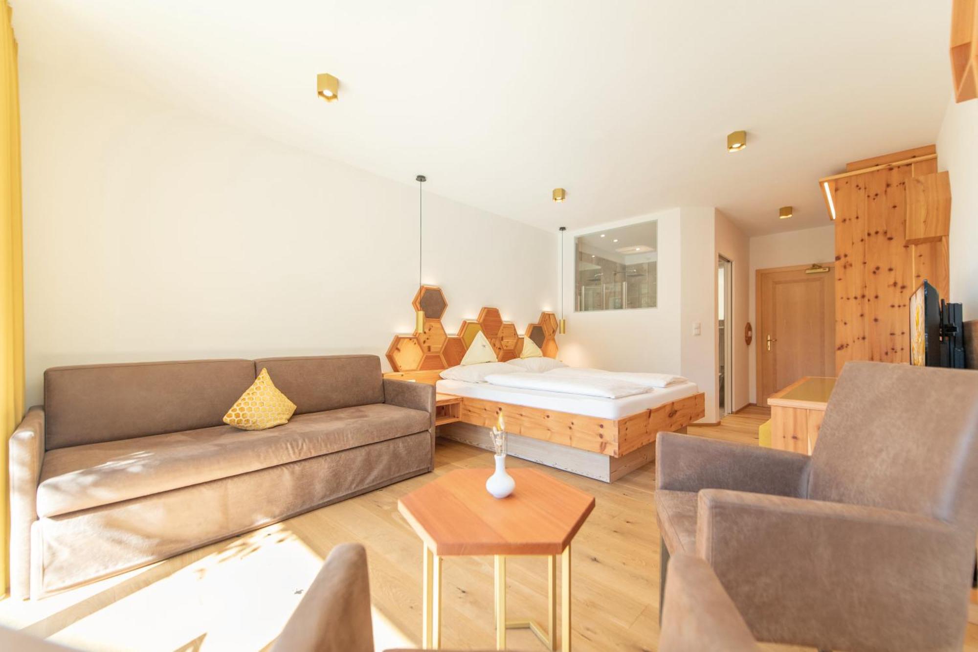 Family Room,1756532231:JPEG