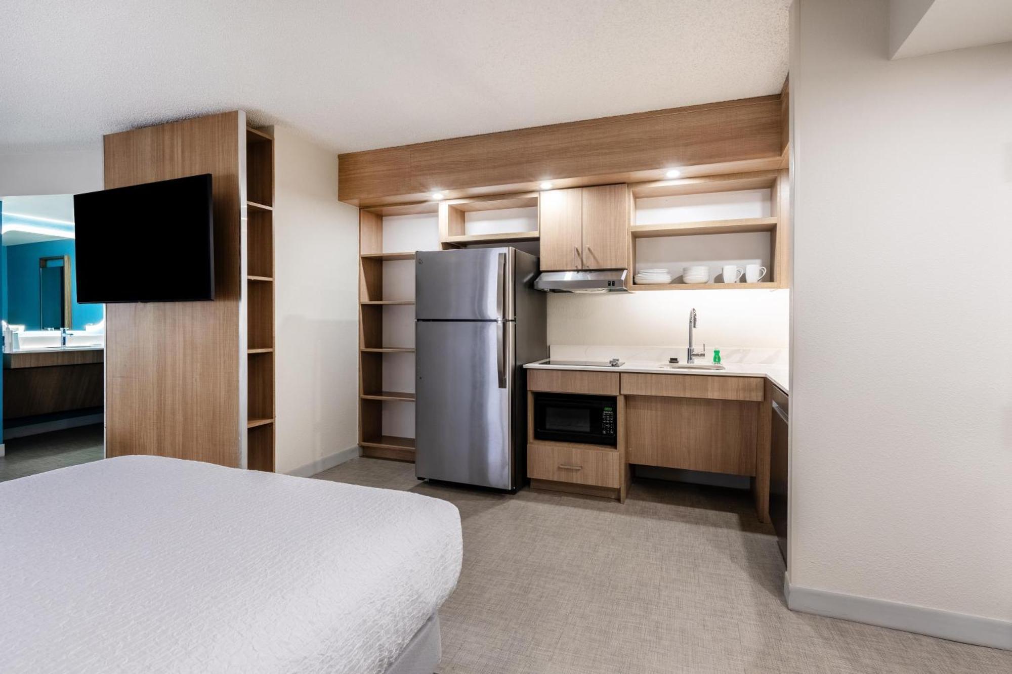 Studio Suite Two Queen Beds Roll Shower Mobility Hearing Access