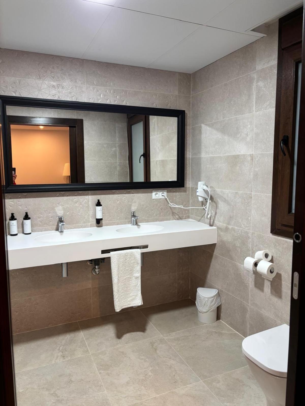 Triple Room Bathroom,1756582064:JPEG