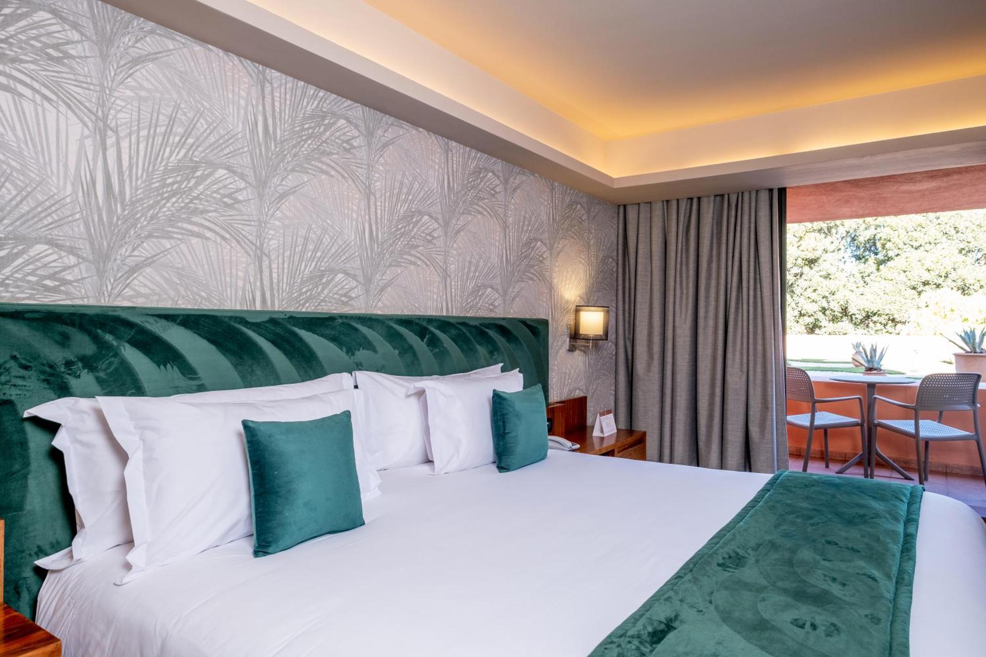 Premium Room Double Bed Balcony Garden View