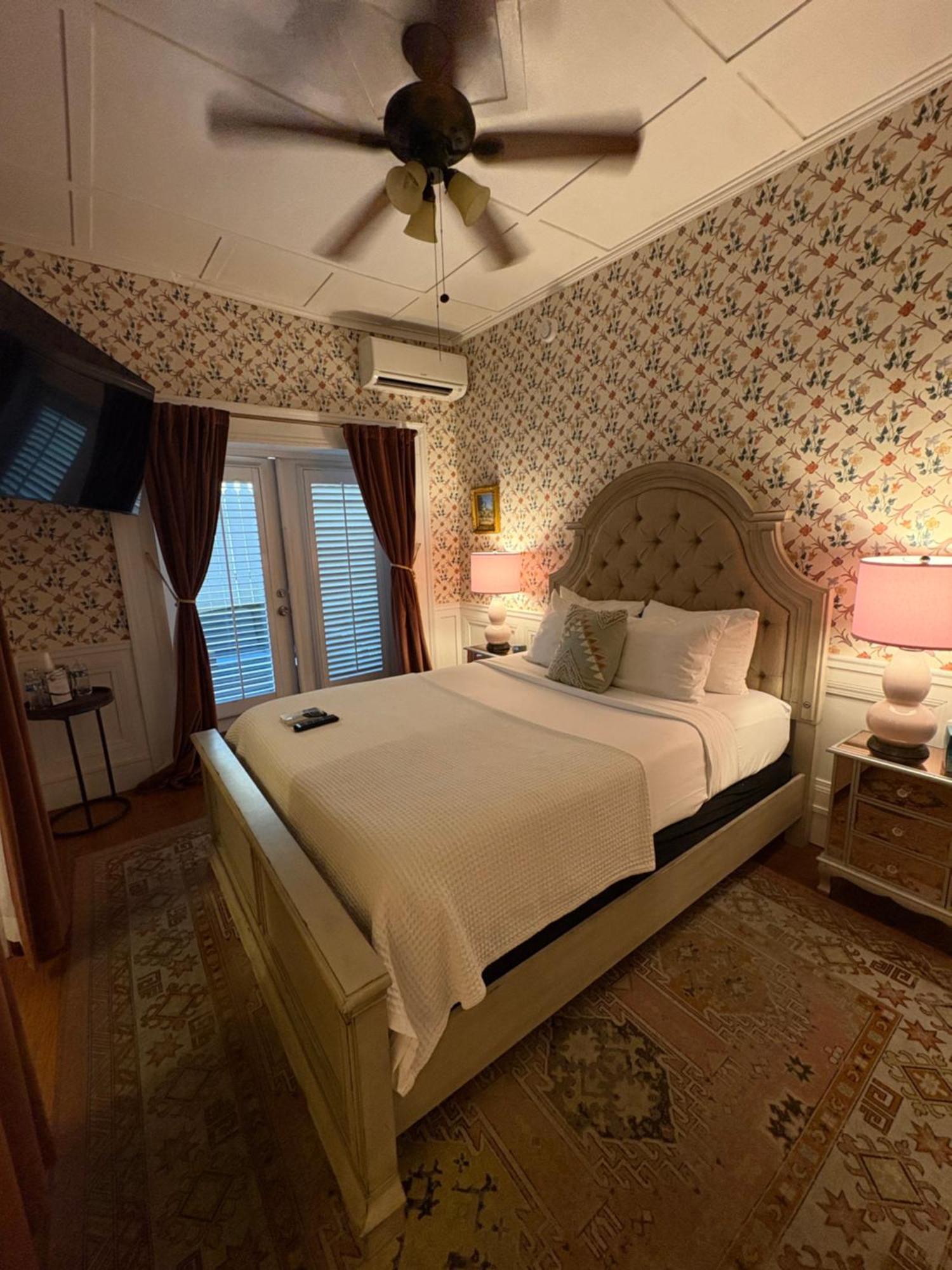 Queen Room,1756731529:JPEG