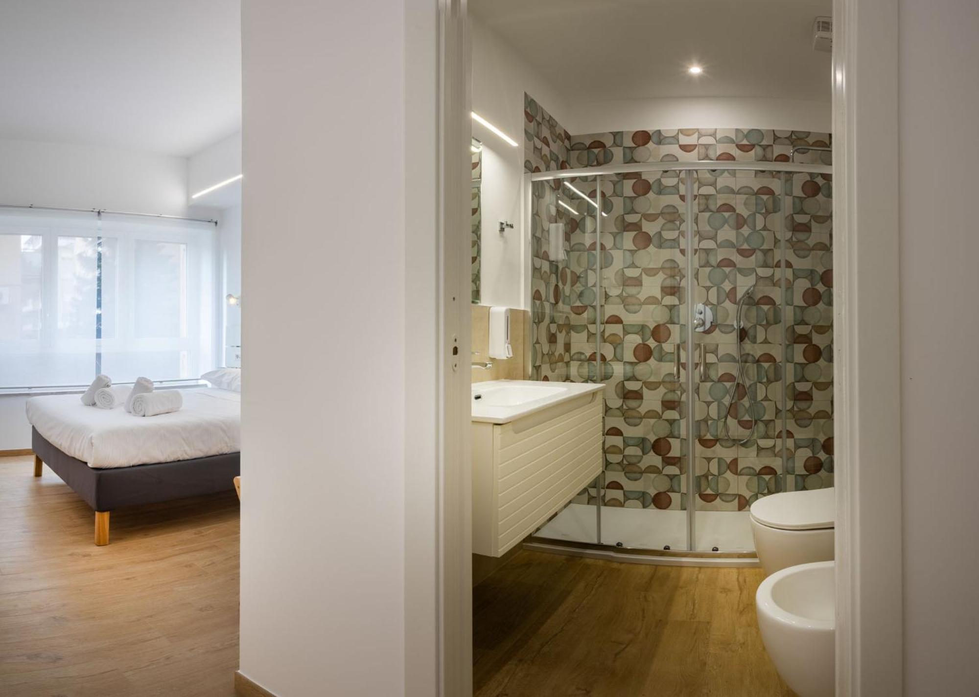 Deluxe Double Room Shower,1756734842:JPEG