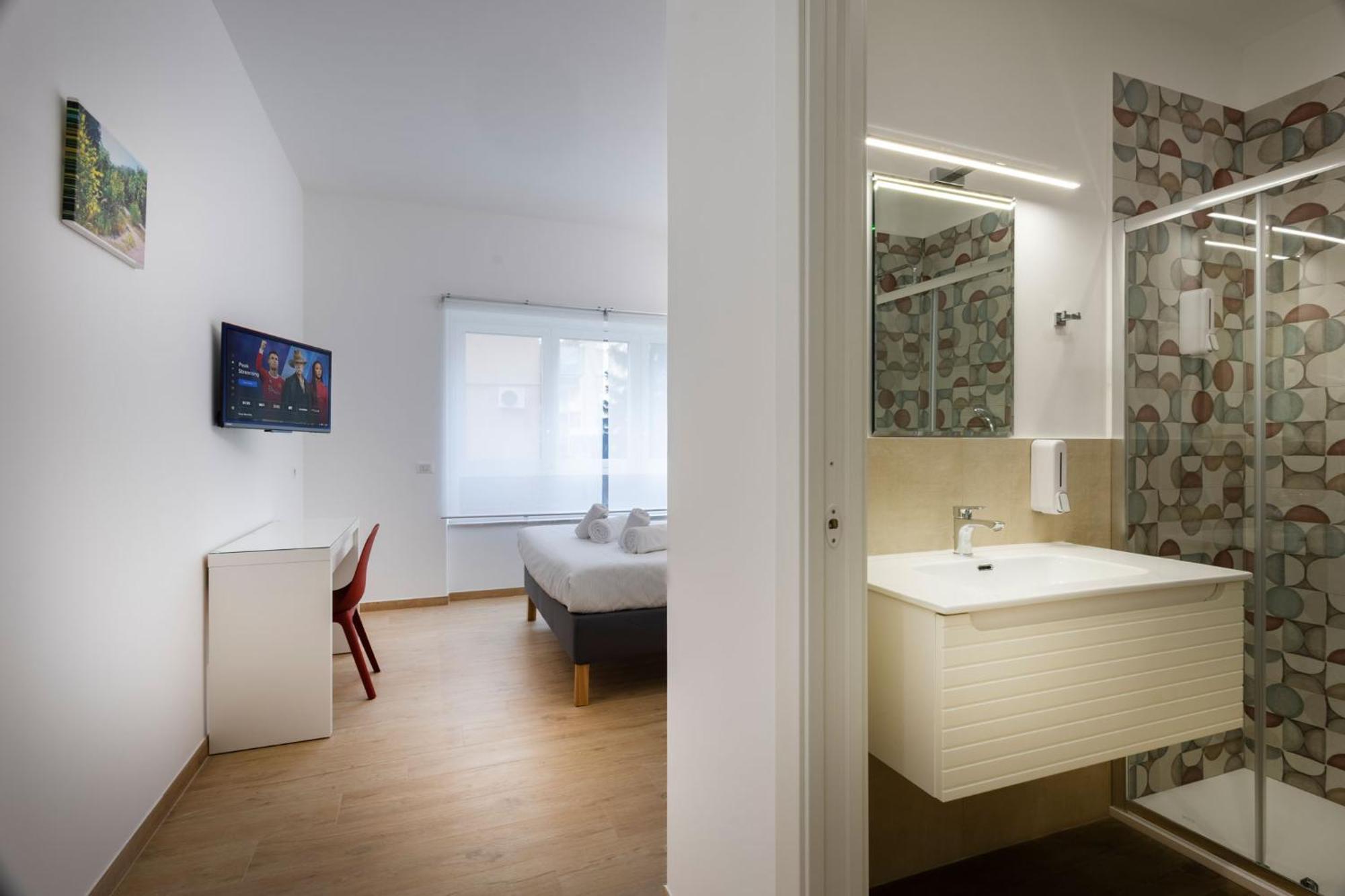 Deluxe Double Room Shower