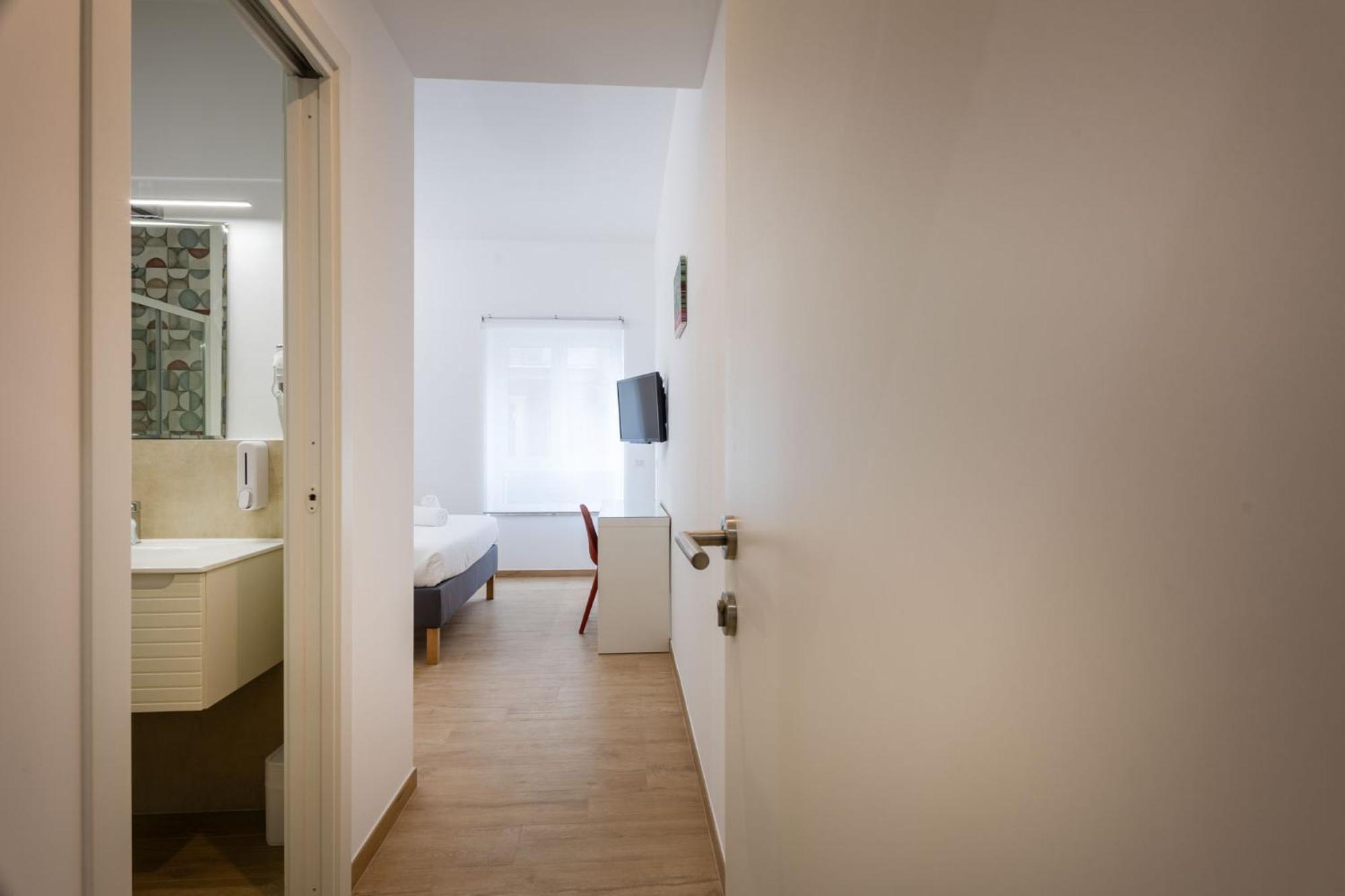 Deluxe Double Room Shower