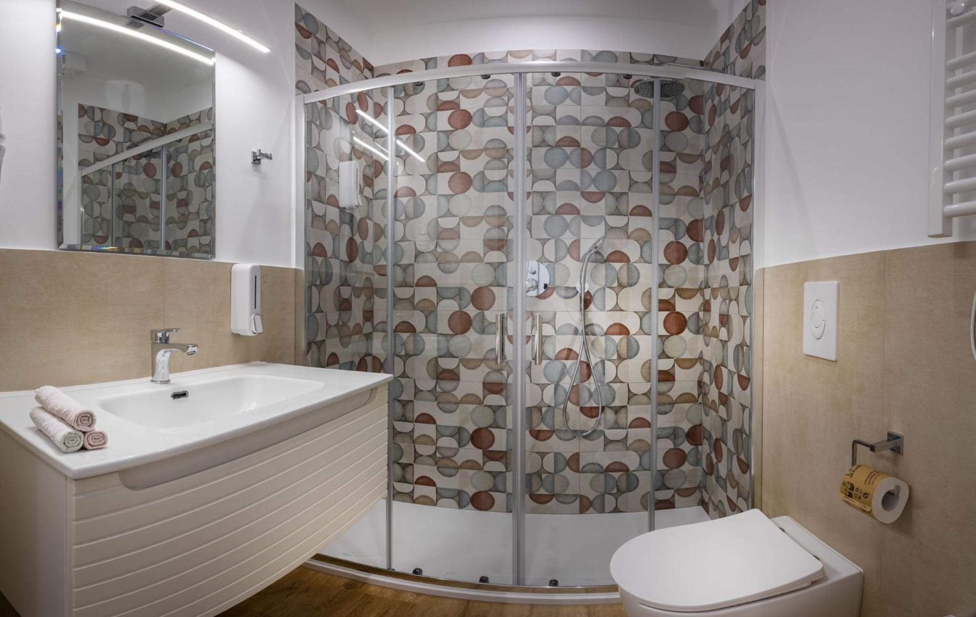 Deluxe Double Room Shower