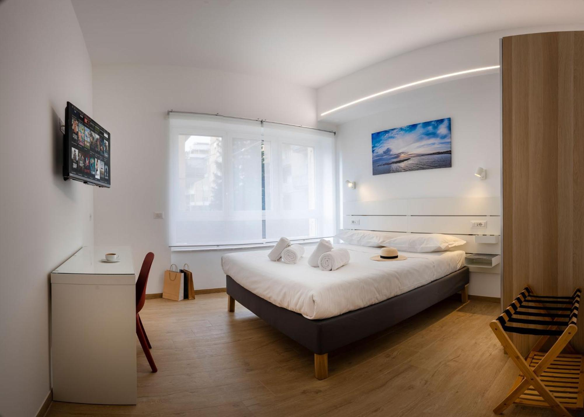 Deluxe Double Room Shower