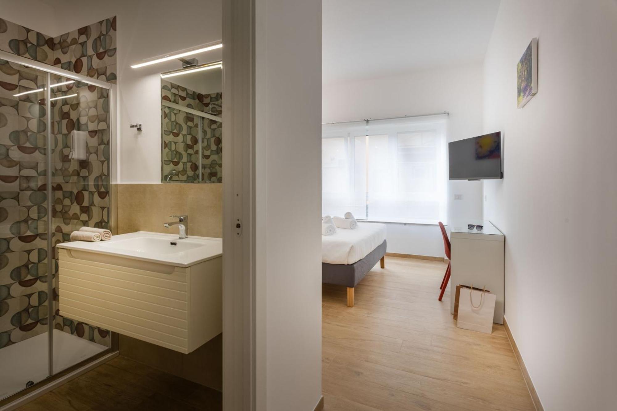 Deluxe Double Room Shower