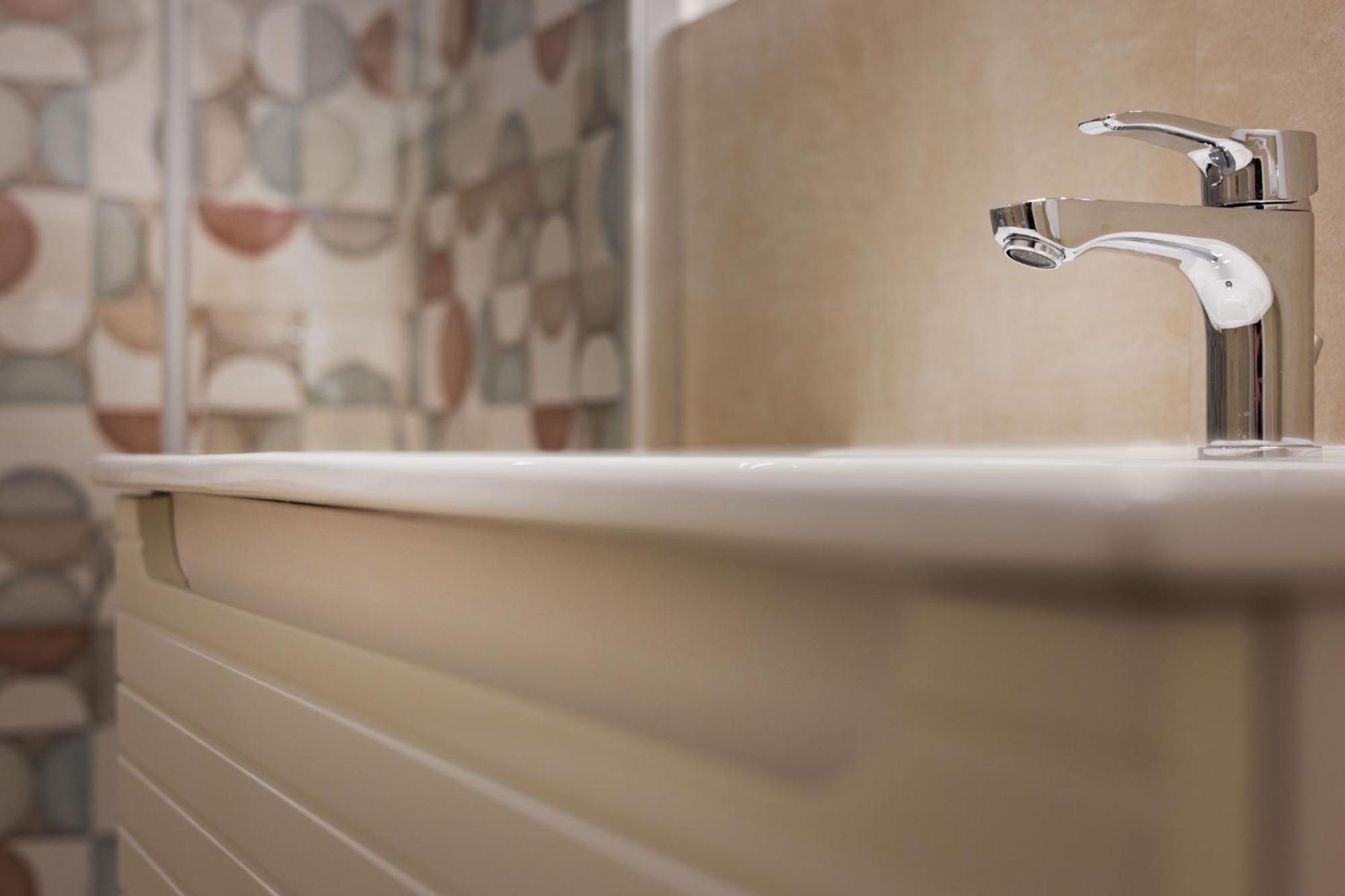 Deluxe Double Room Shower