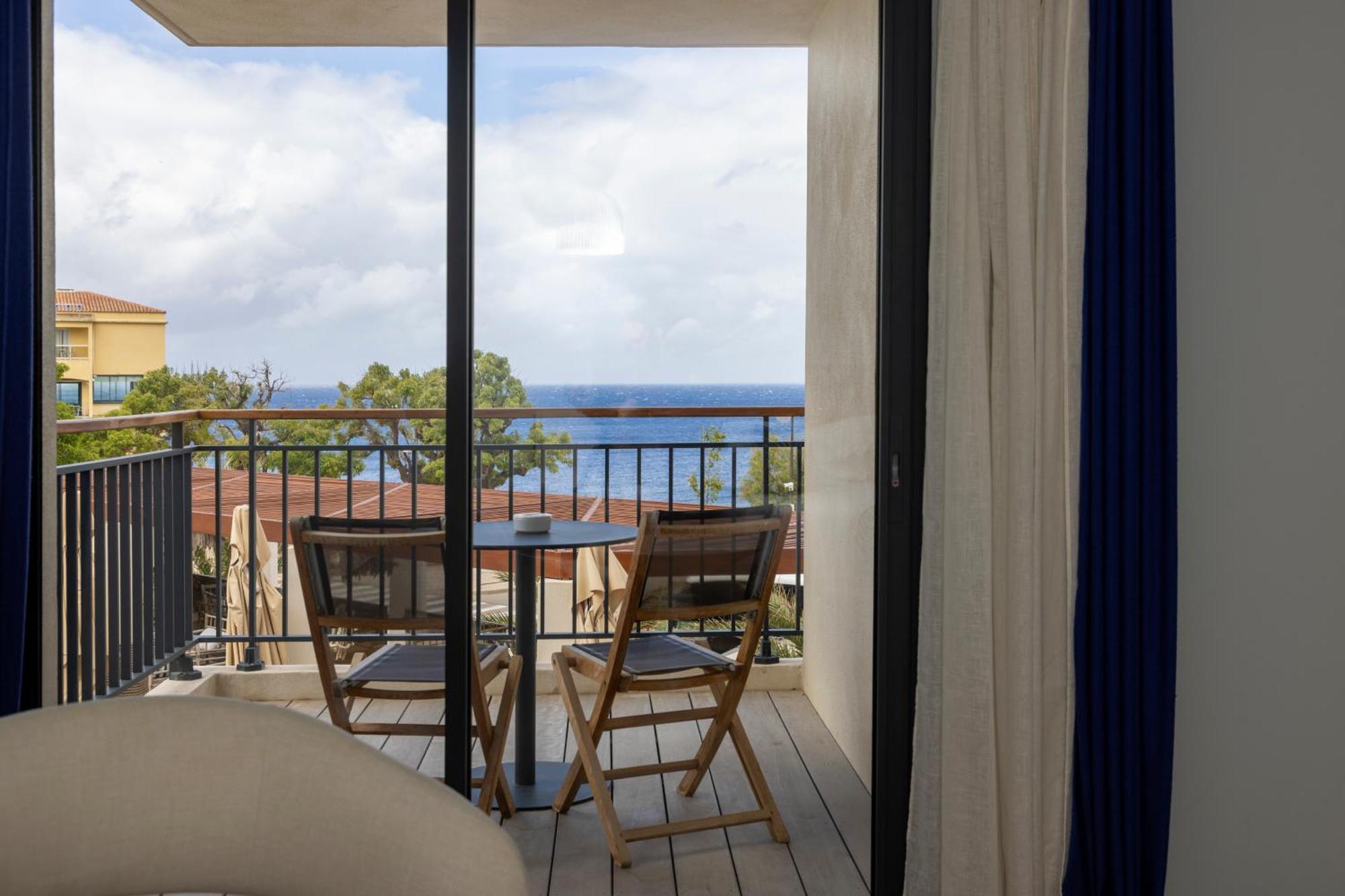 Superior King Room Pool Sea View