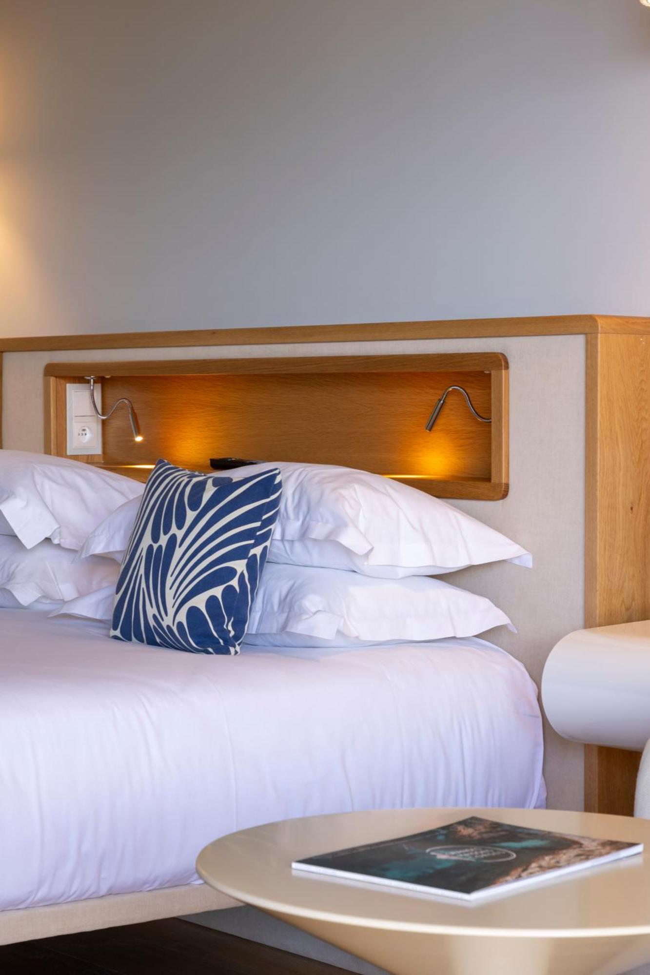 Superior King Room Pool Sea View