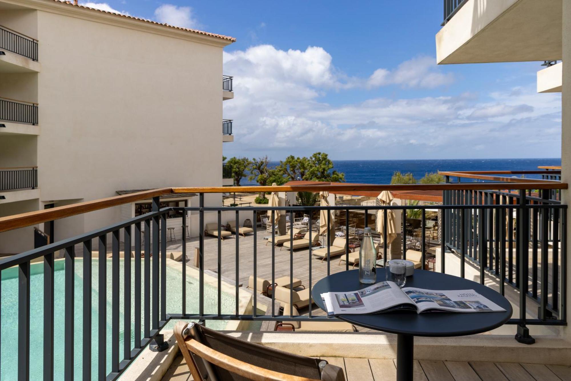 Superior King Room Pool Sea View
