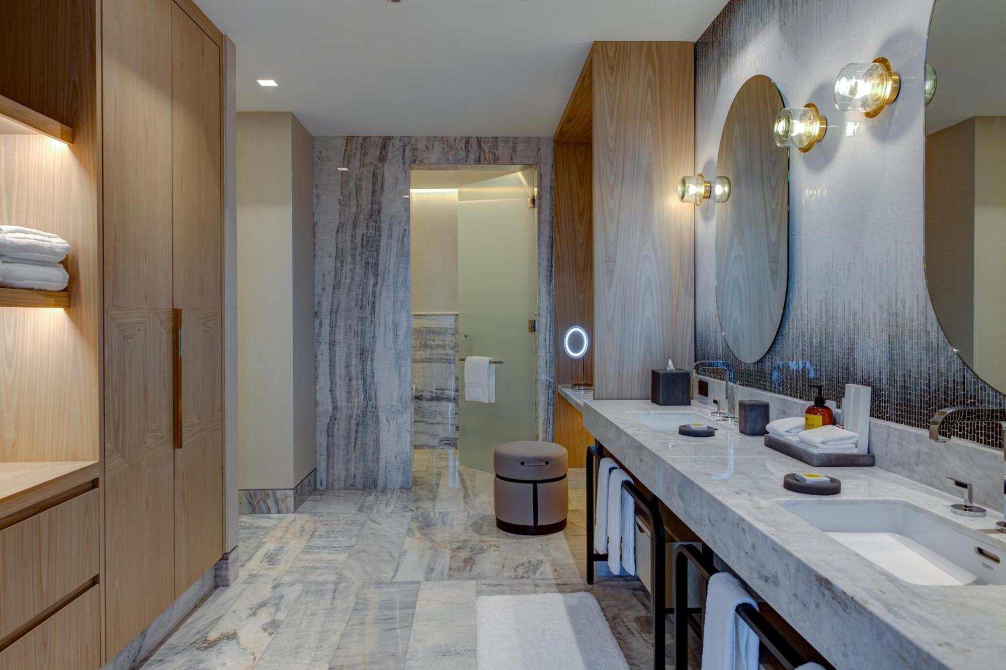 Deluxe Oceanfront King Suite