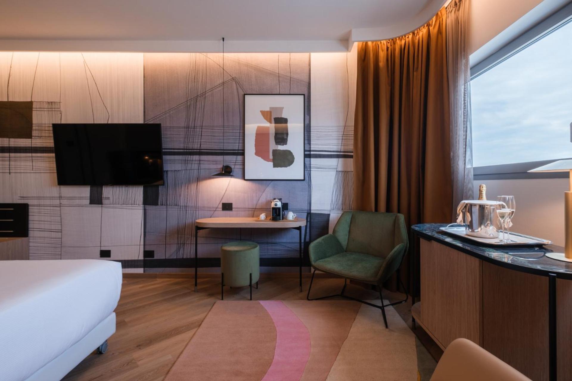 Deluxe Double or Twin Room City View