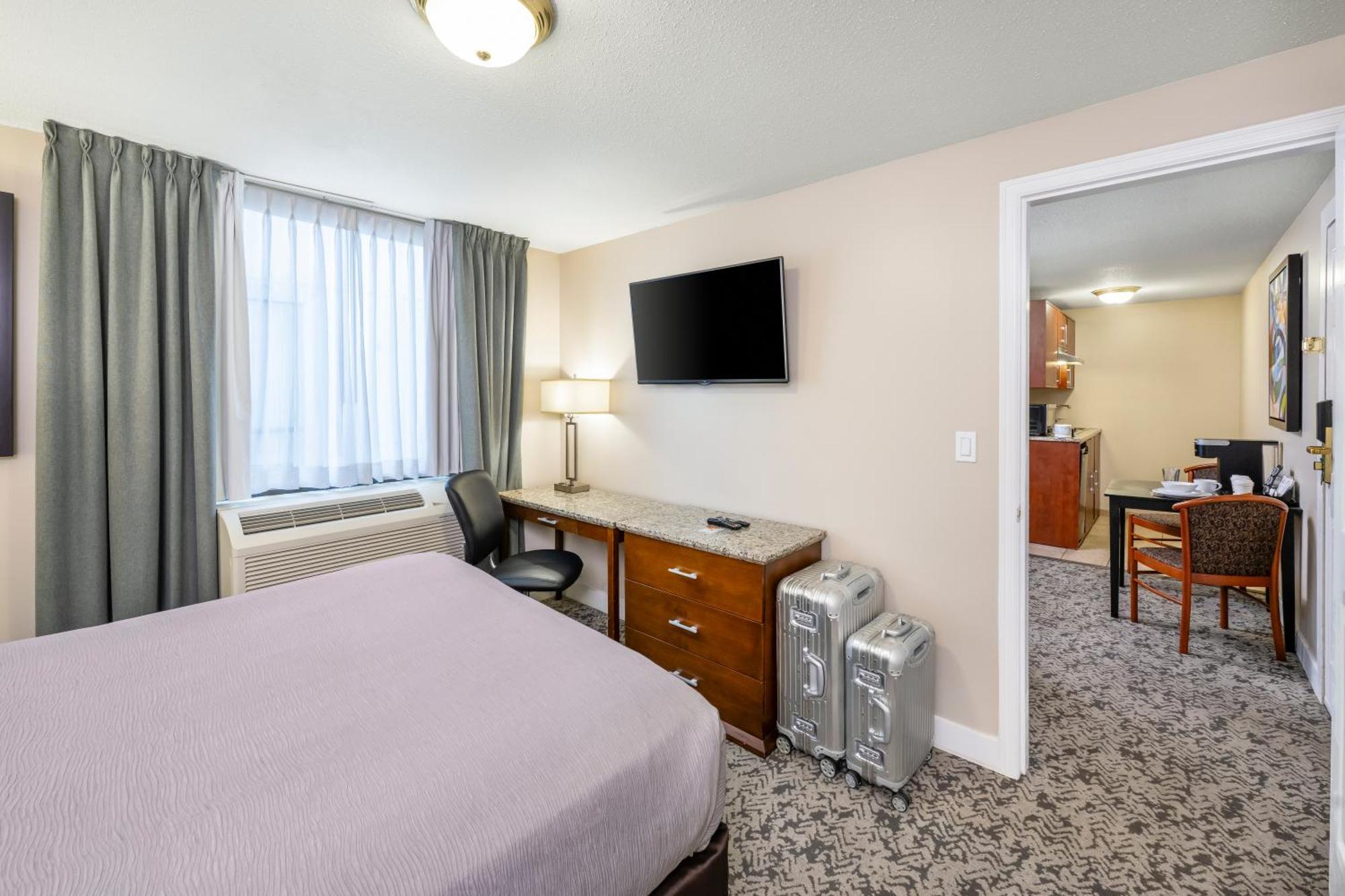 One-Bedroom Queen Suite Non-Smoking