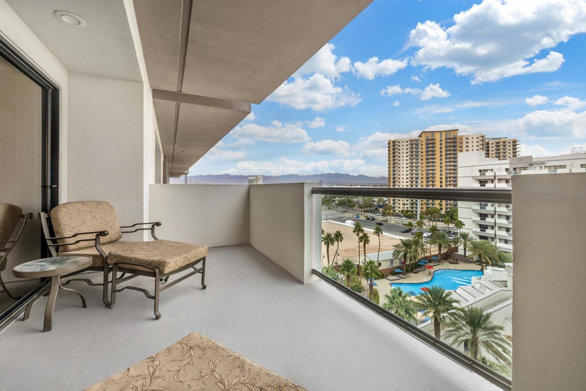 2 BEDROOM 2 KINGS POOL VIEW DELUXE SUITE