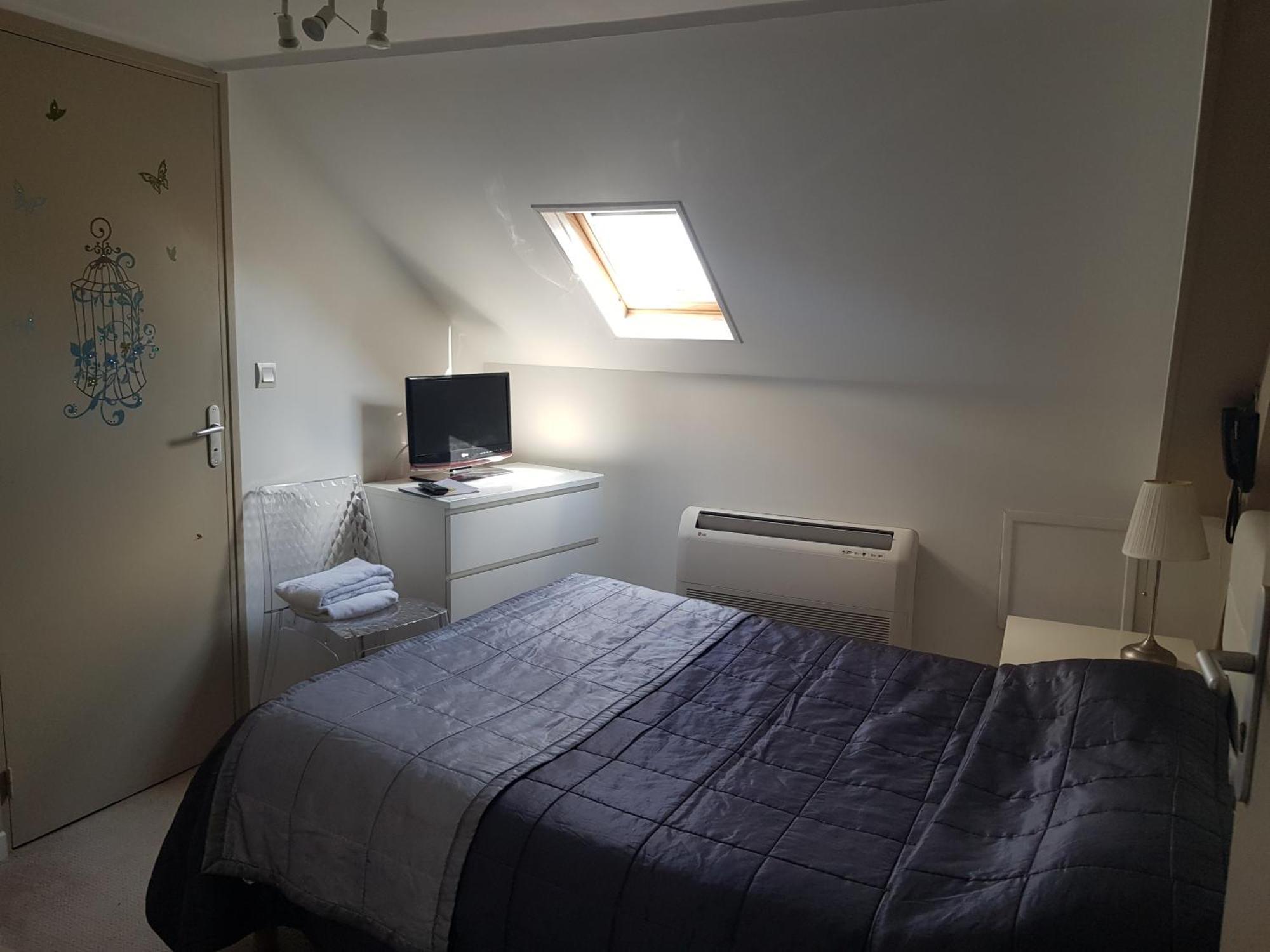 Small Double Room,1758301737:JPEG