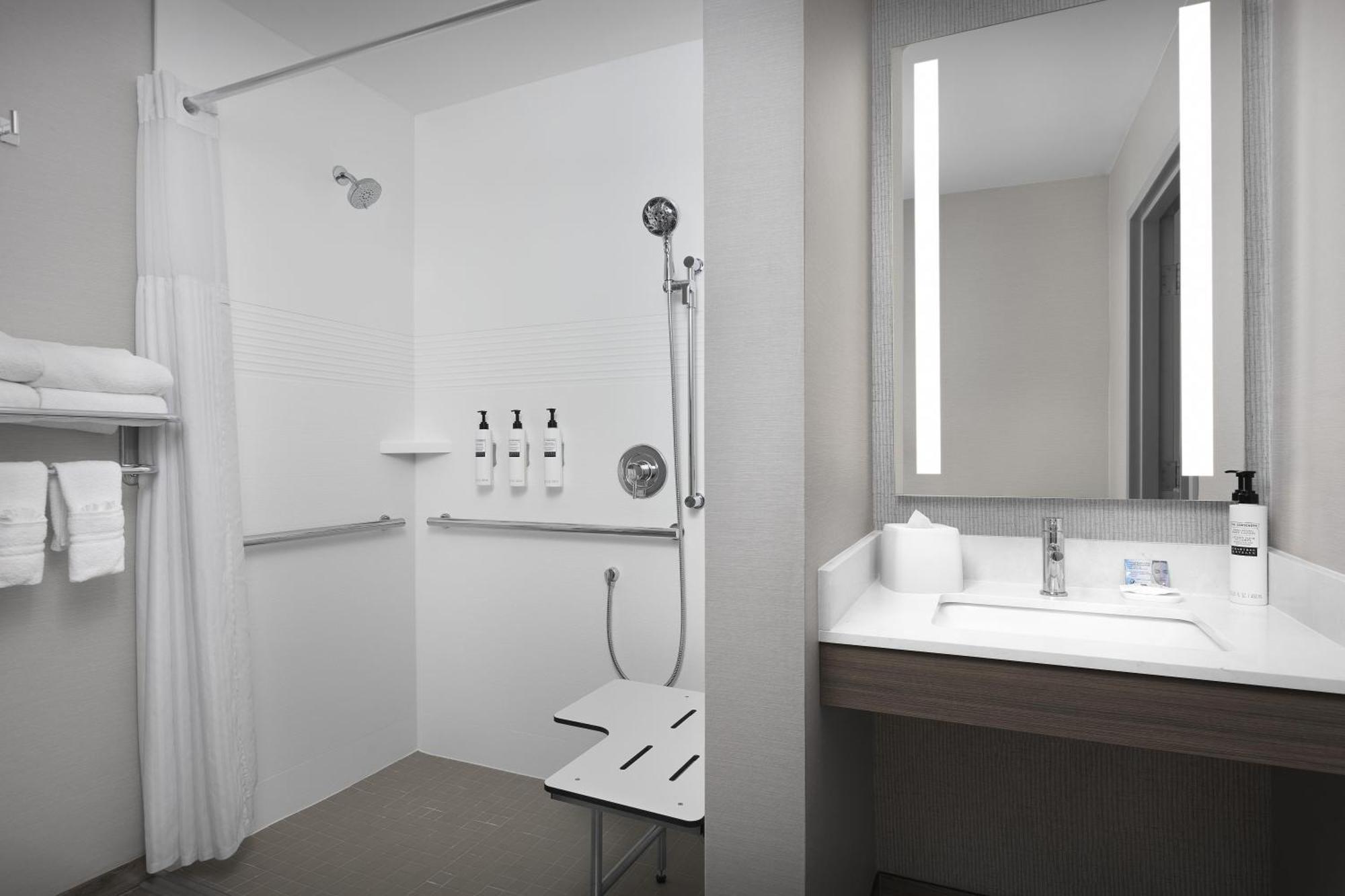 Queen Room Two Queen Beds Roll Shower Mobility Access