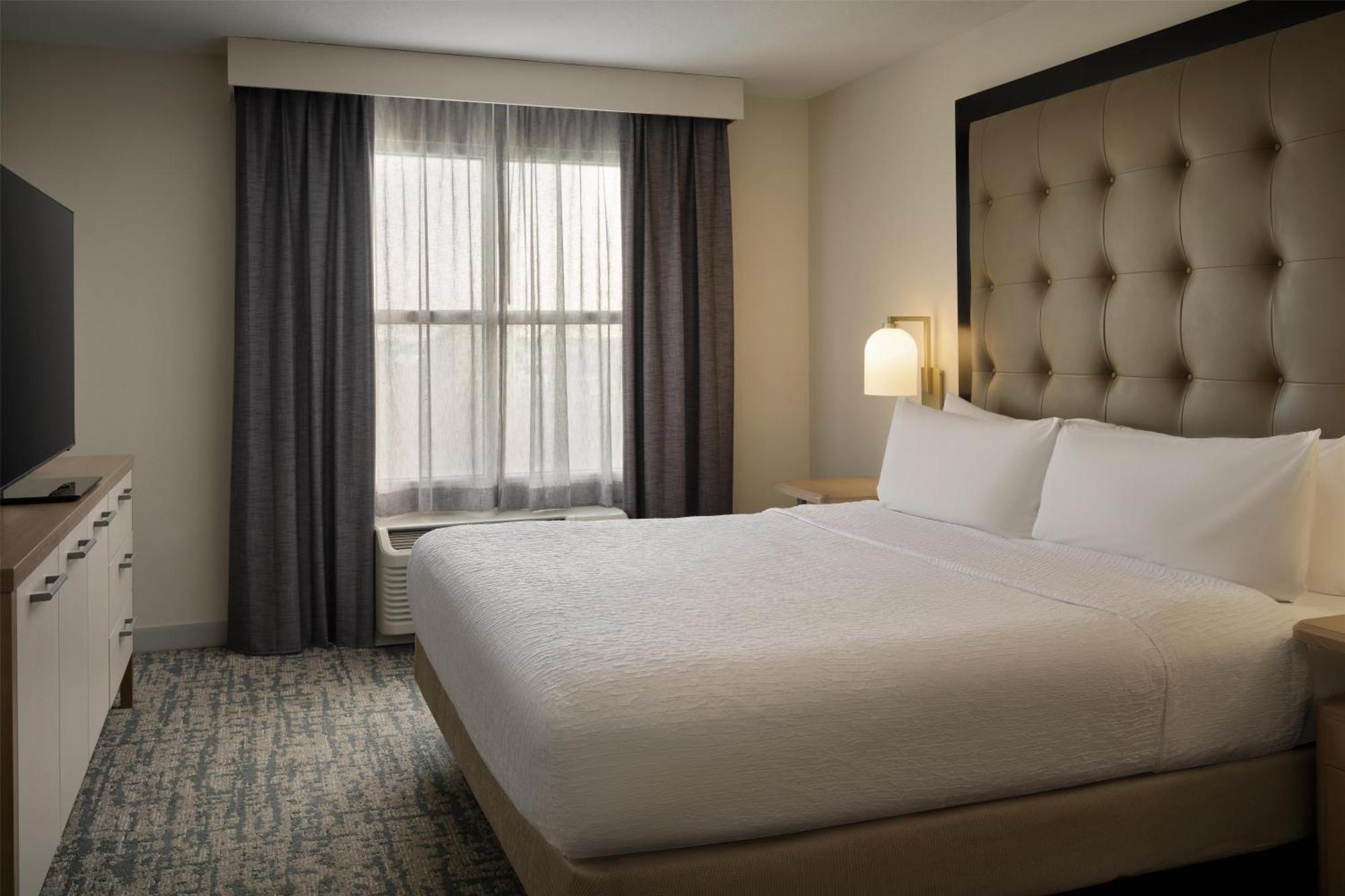 Two Bedroom Suite One King Two Queen Beds Non-Smoking,1758309866:JPEG