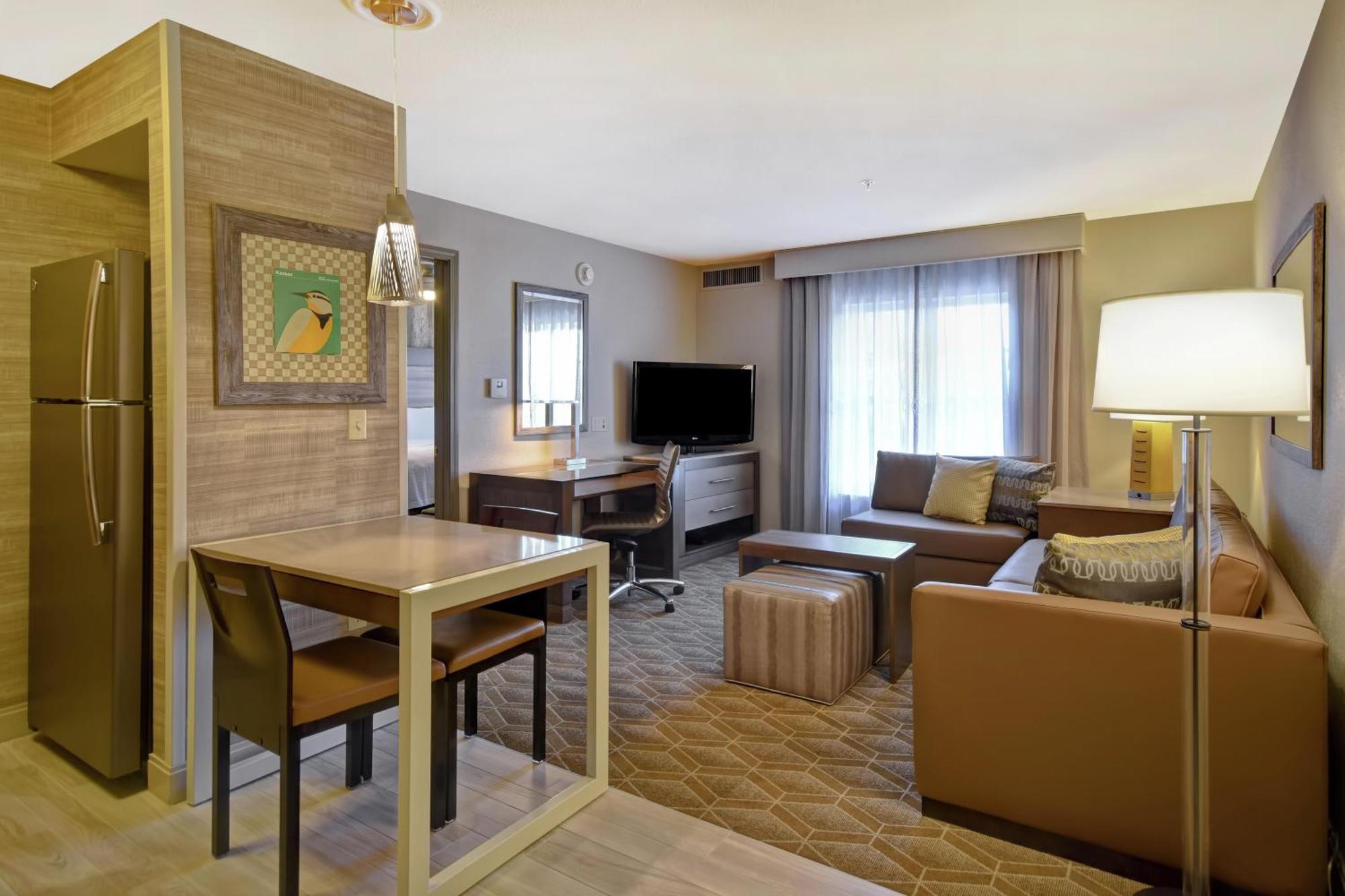 One-Bedroom King Suite Lake View,1758310323:JPEG