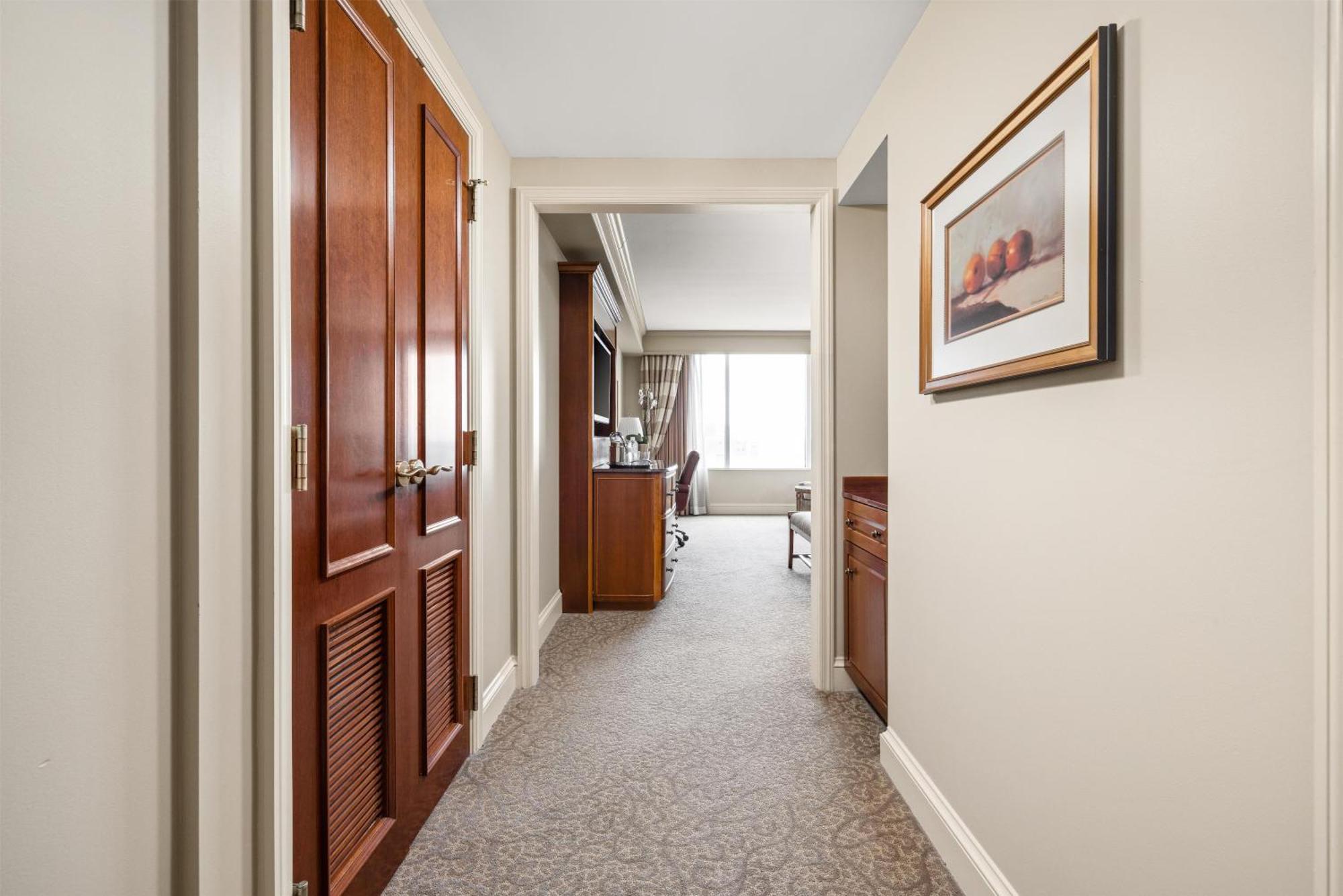 Deluxe King Room Transfer Shower Mobility Access