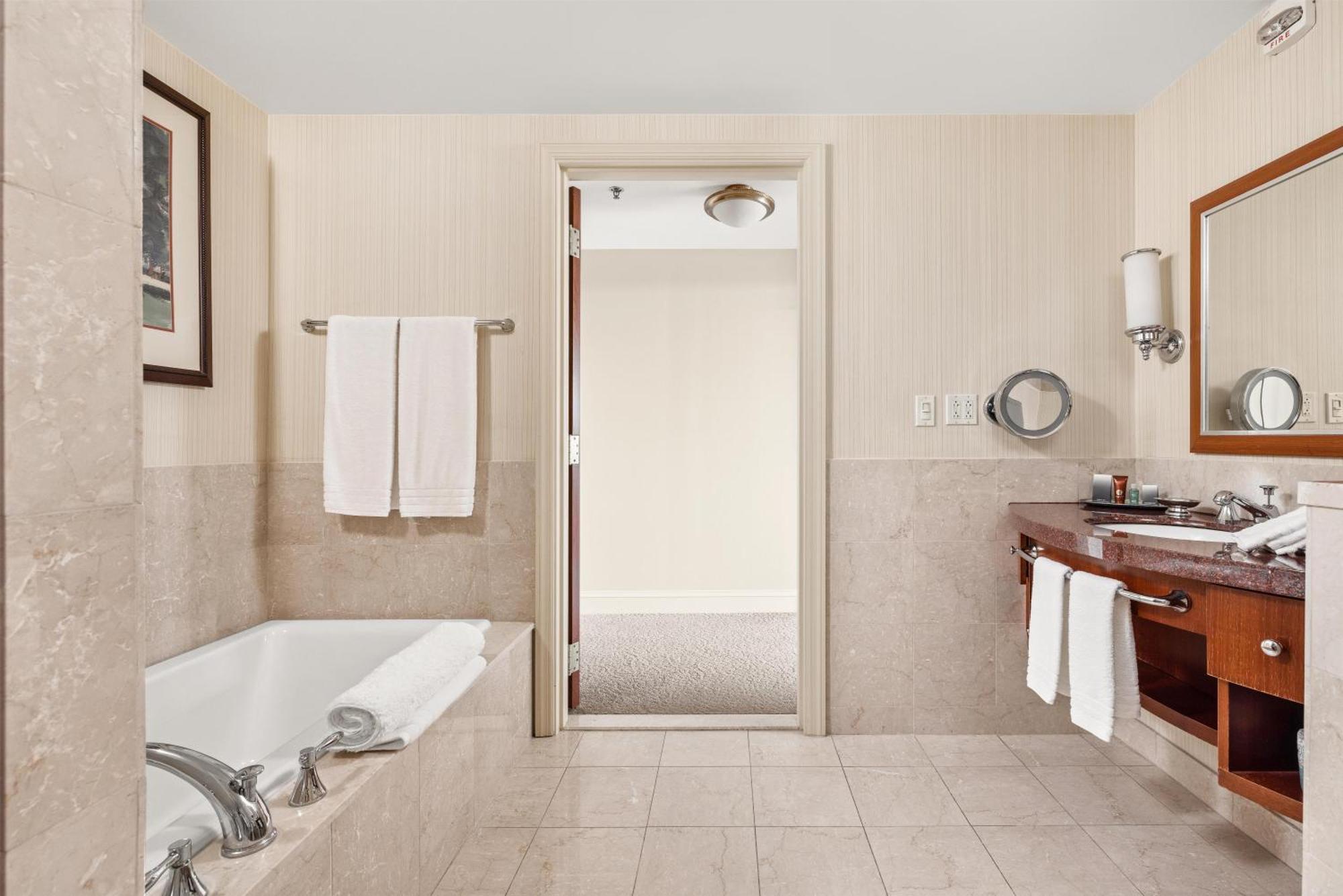 Deluxe King Room Transfer Shower Mobility Access