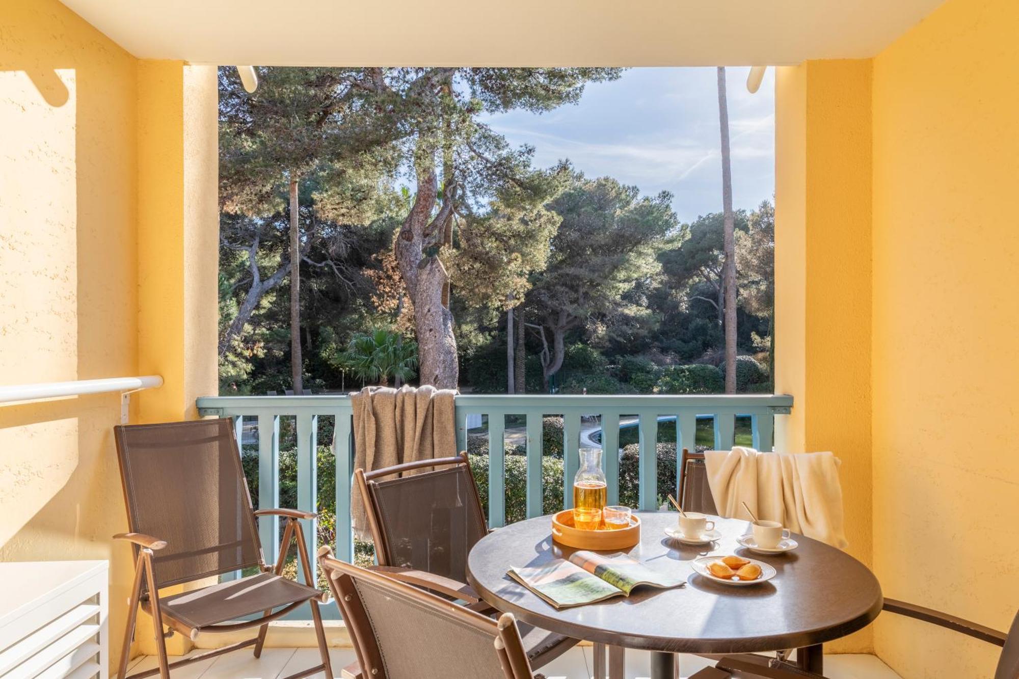 Superior One-Bedroom Apartment Air Conditioning Terrace or Balcony Garden View,1758314828:JPEG