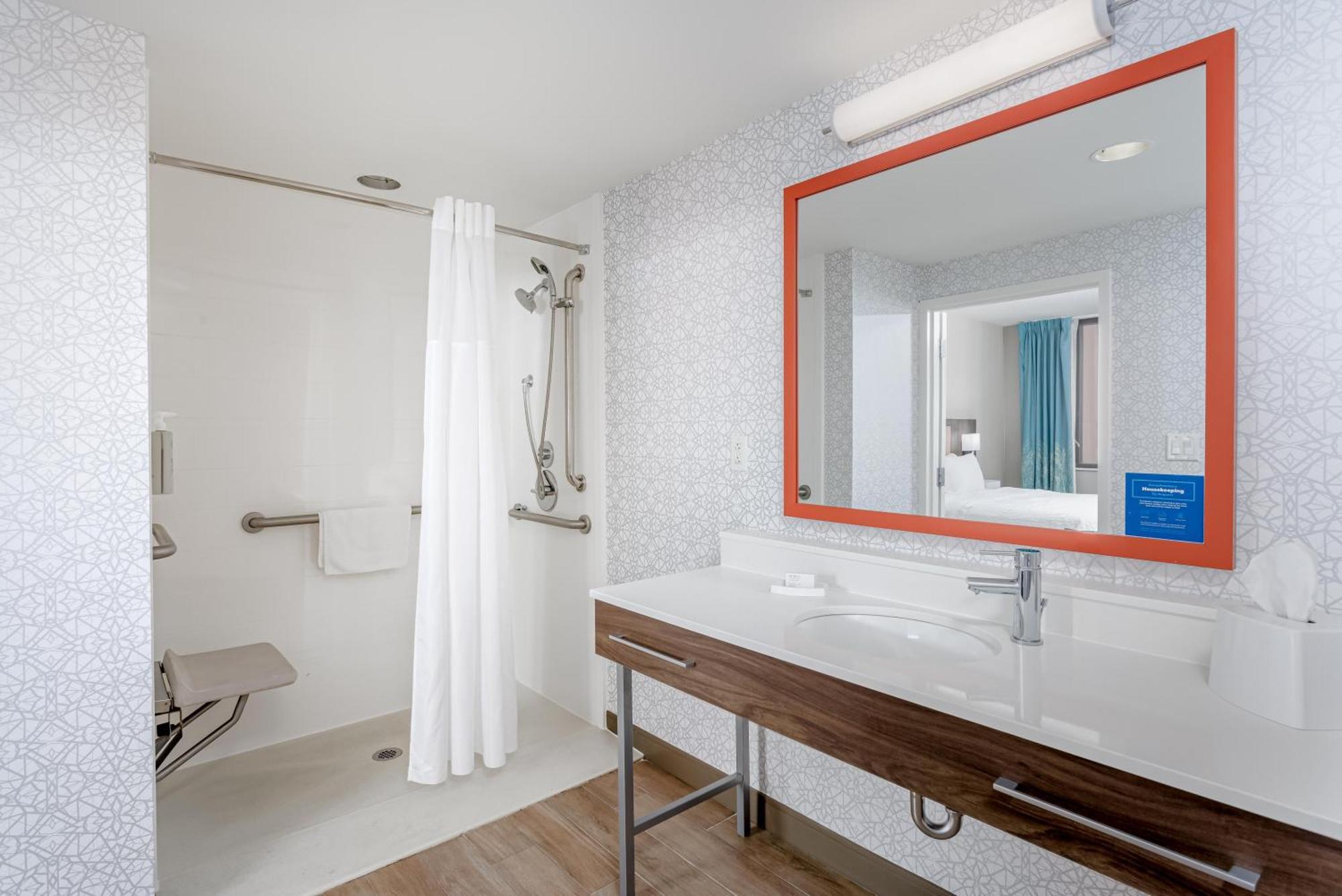 King Room Roll Shower Disability Access or Non-Smoking