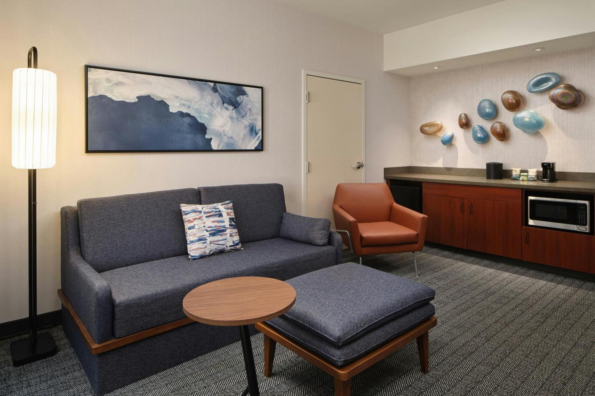 One-Bedroom Queen Suite Two Queen Beds Sofa Bed