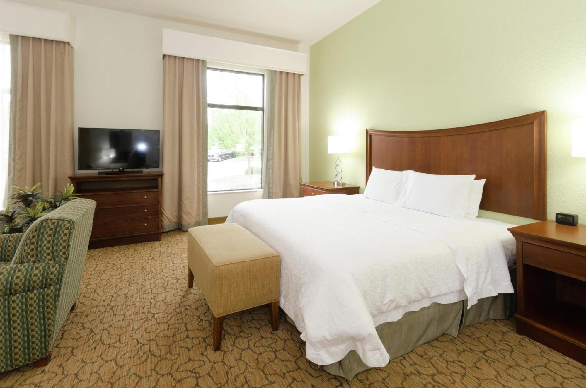 King Room with Sofa Bed - Hearing Access / Non-Smoking