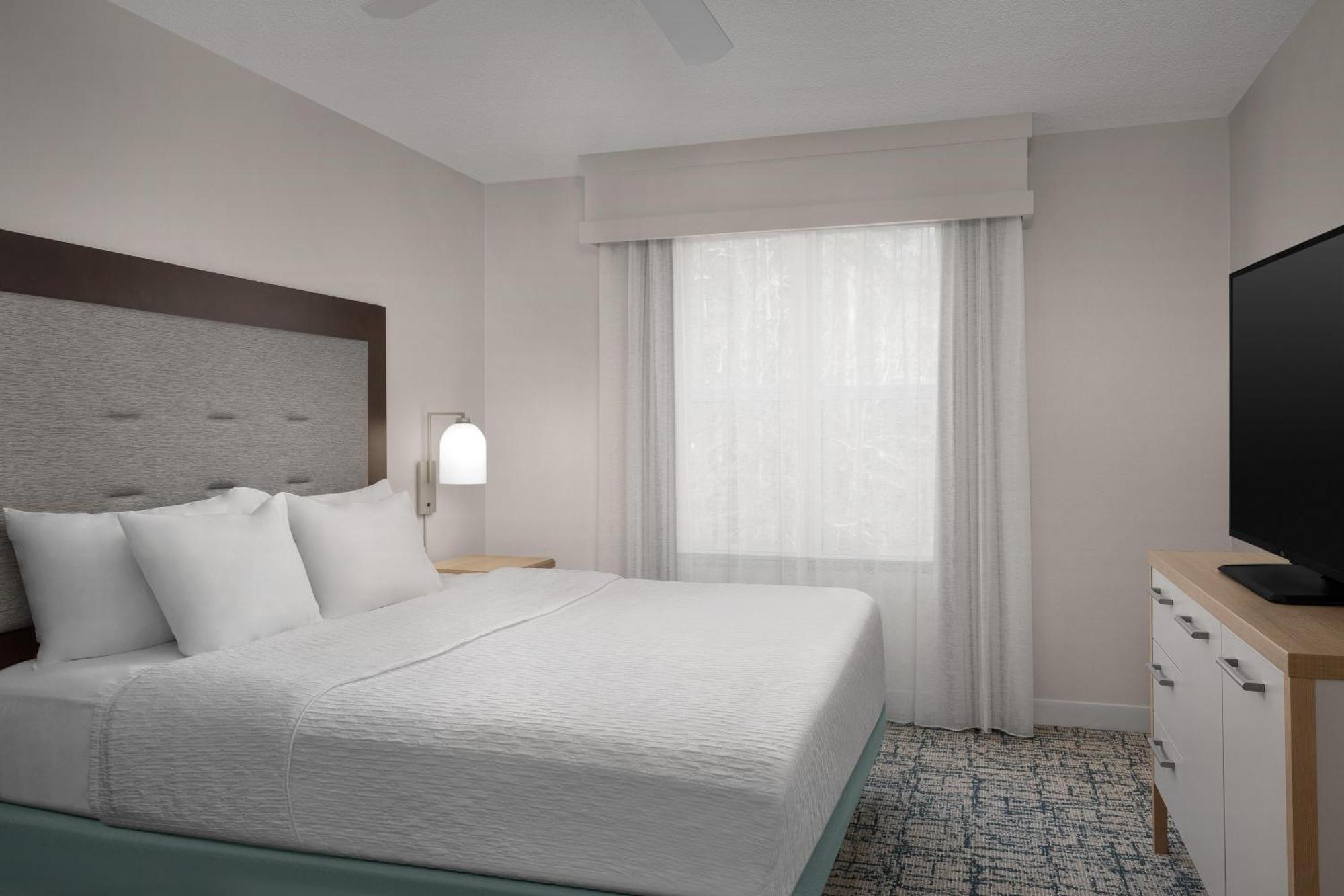 King Suite - Mobility Access/Non-Smoking