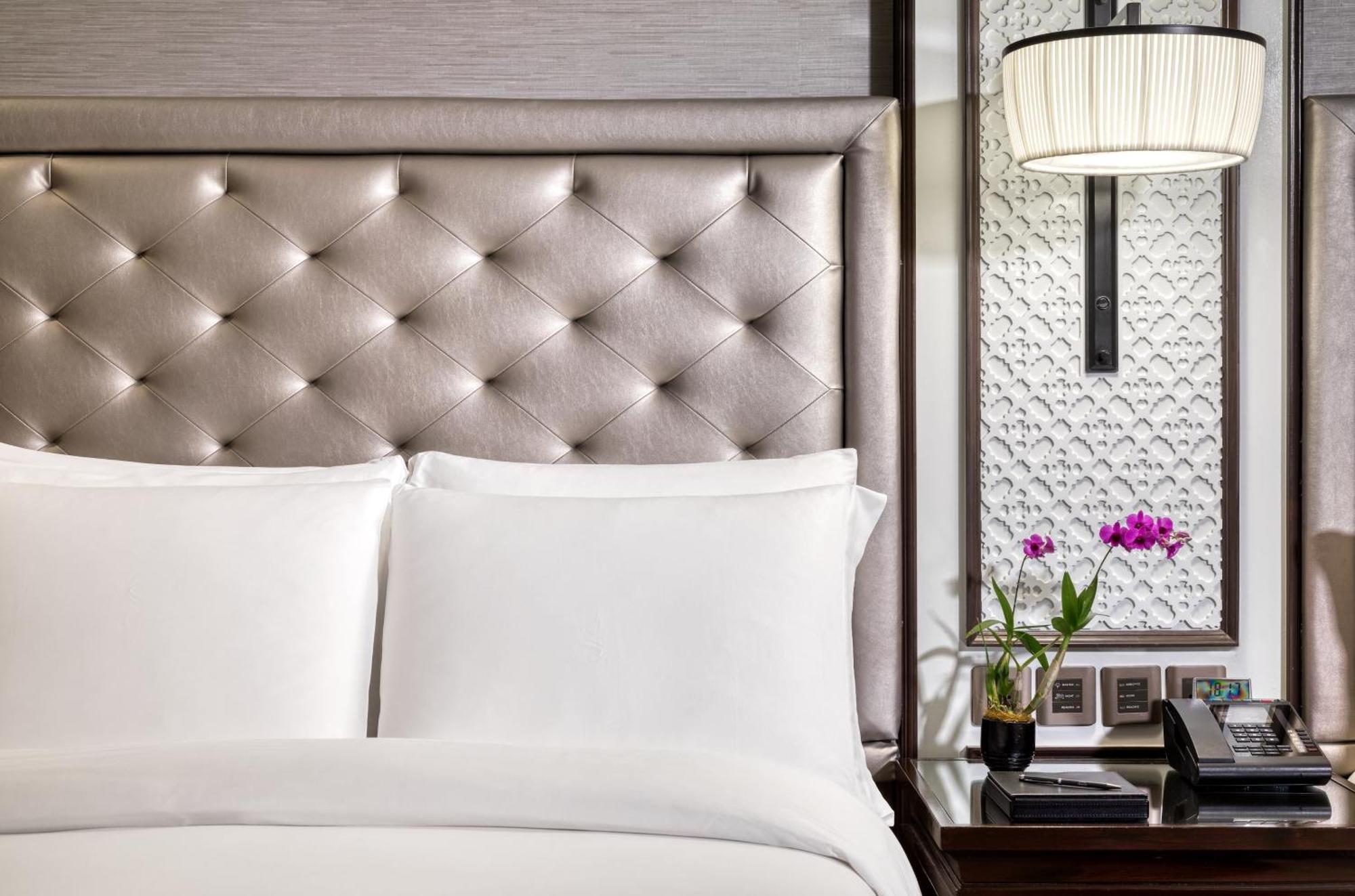 Zimmer Athenee mit 1 Kingsize-Bett und Stadtblick