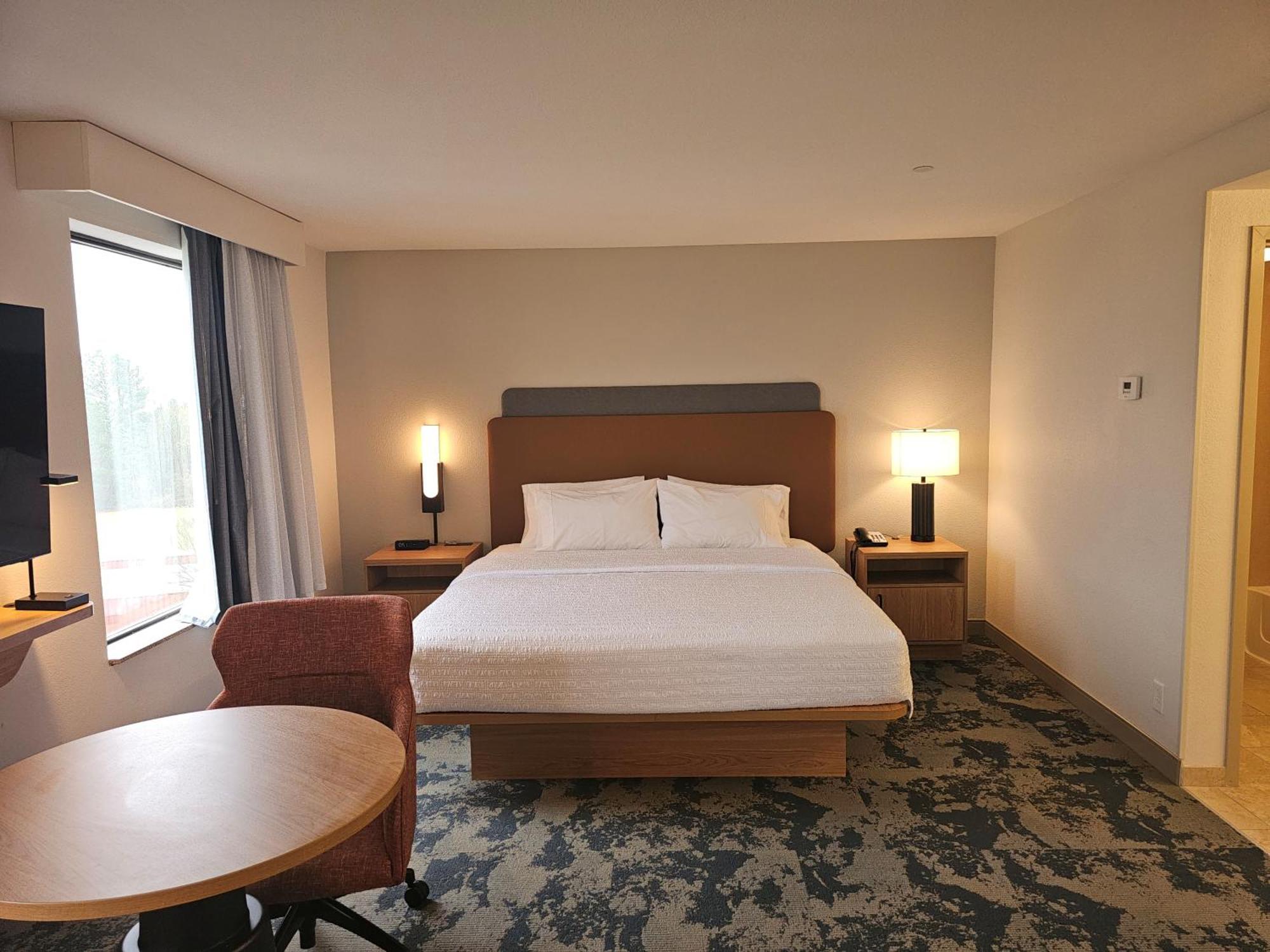 King Room with King Bed - Non-Smoking