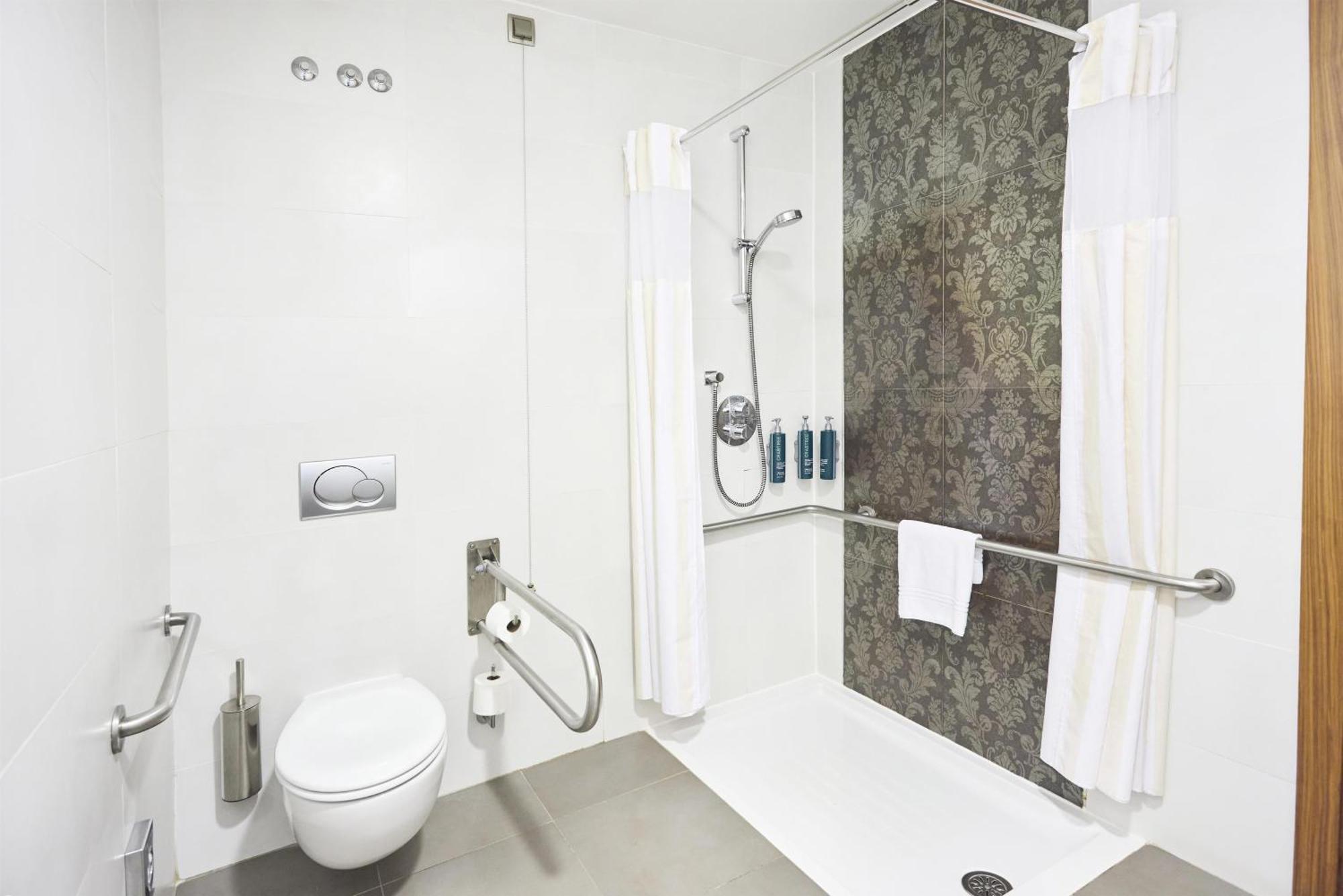 Queen Room Accessible