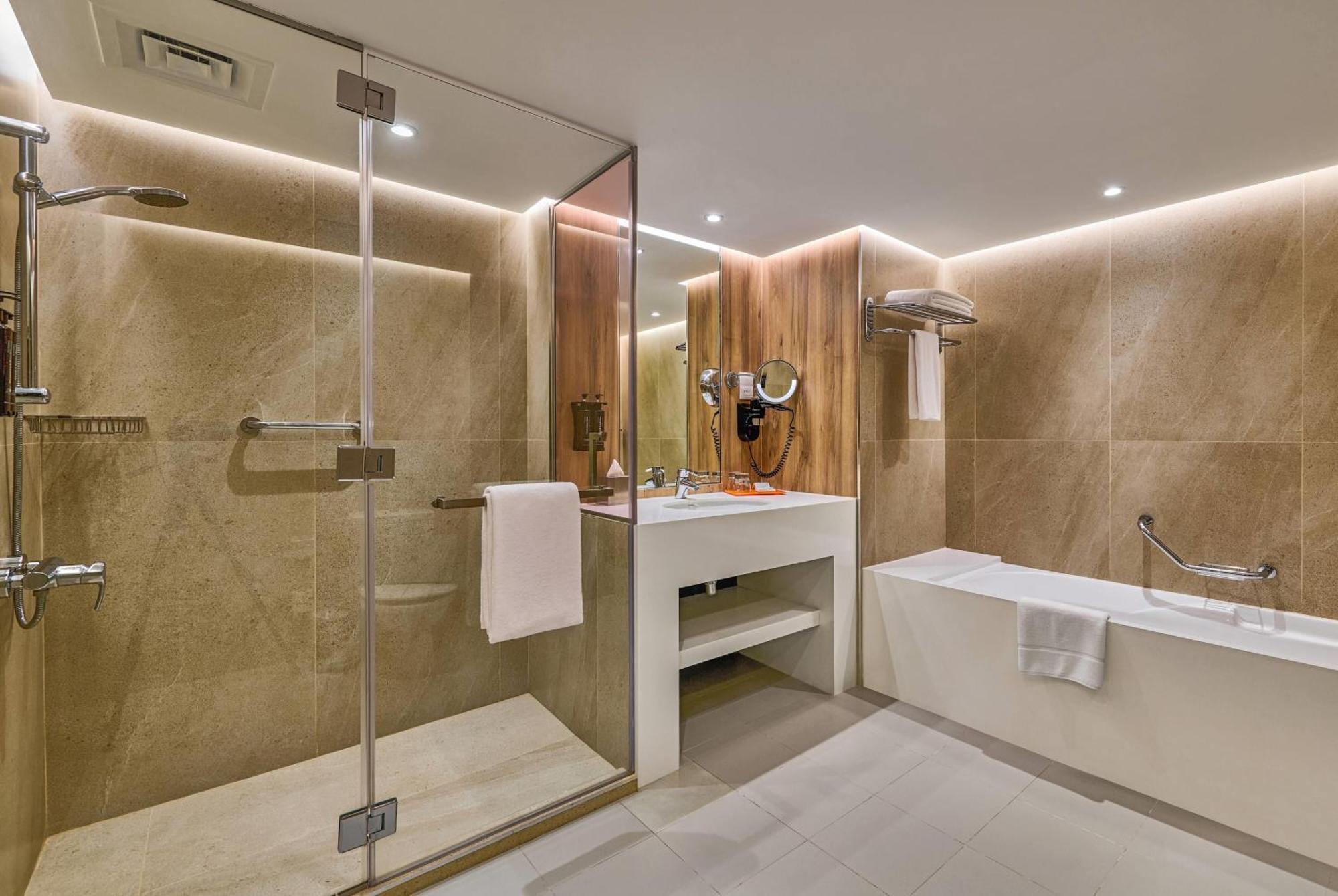 Deluxe King Room City View