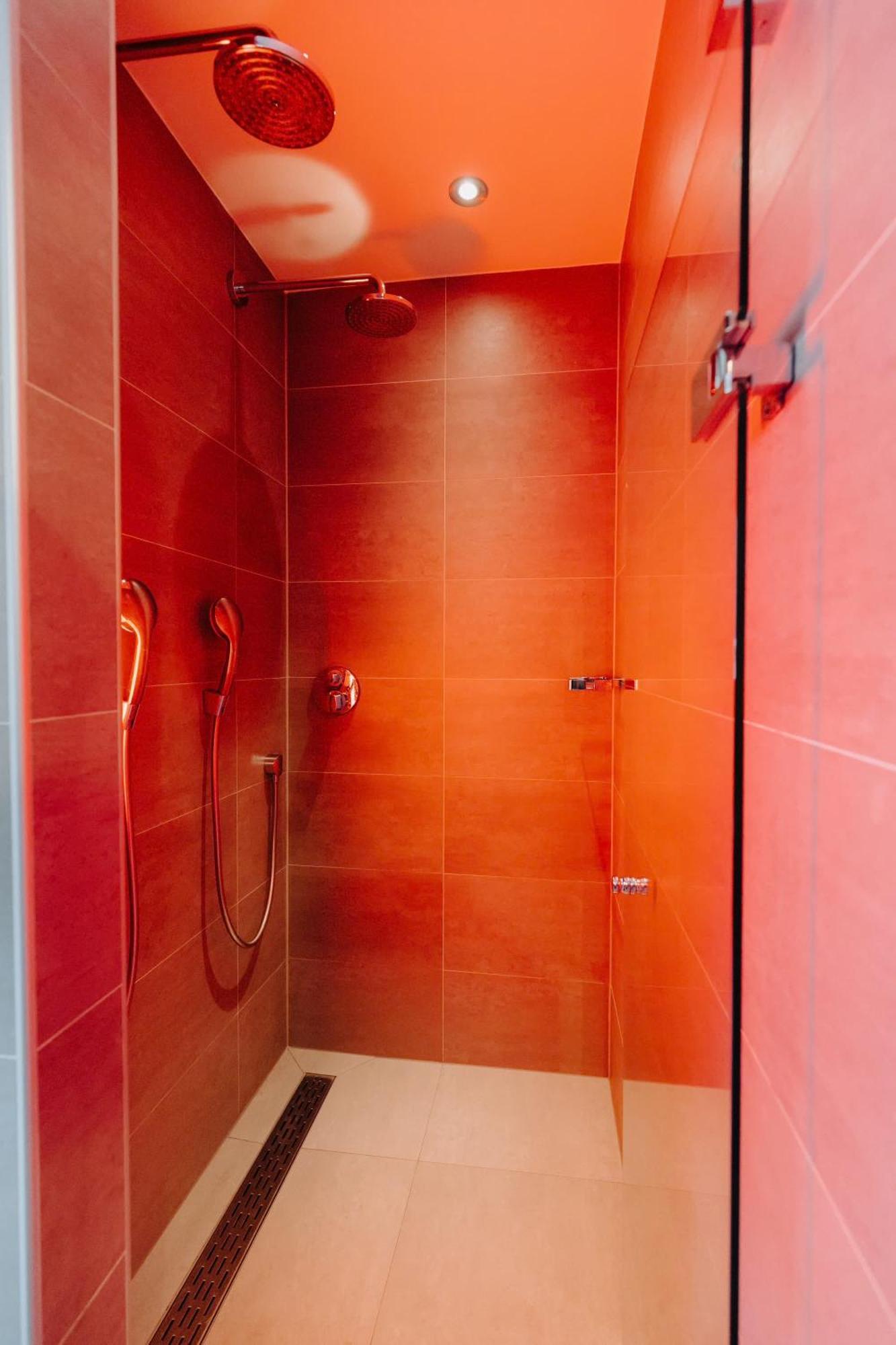 Deluxe Double Room Bath Shower