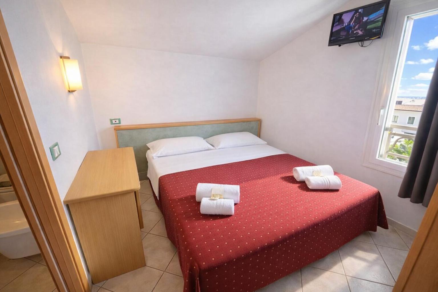 Small Double Room,1758380494:JPEG