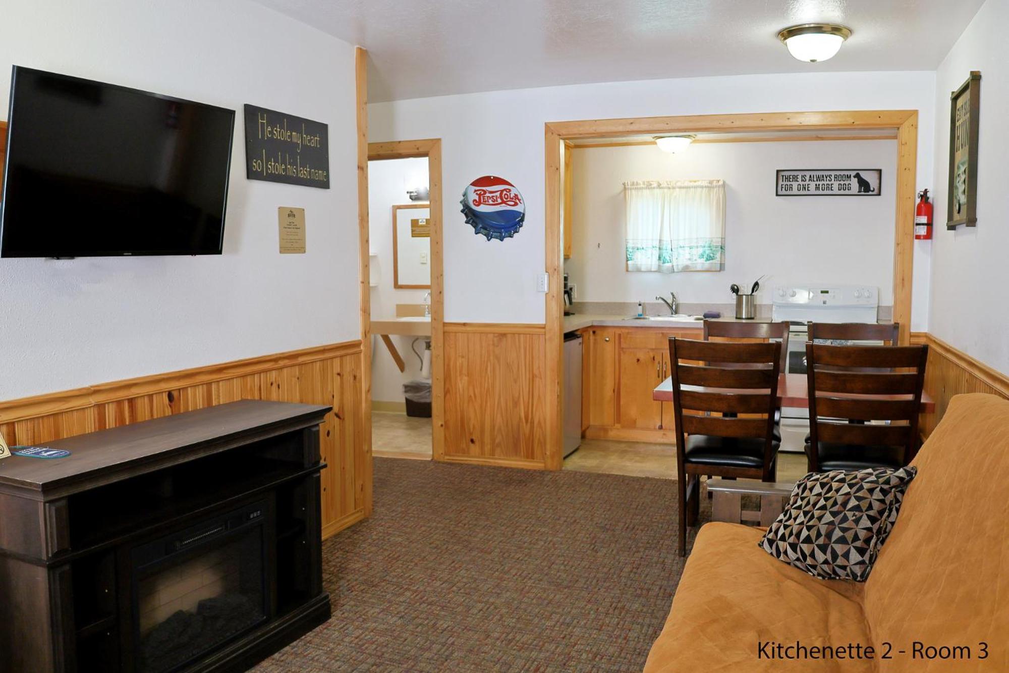 Apartment with Two Queen Beds and Kitchenette - Motel