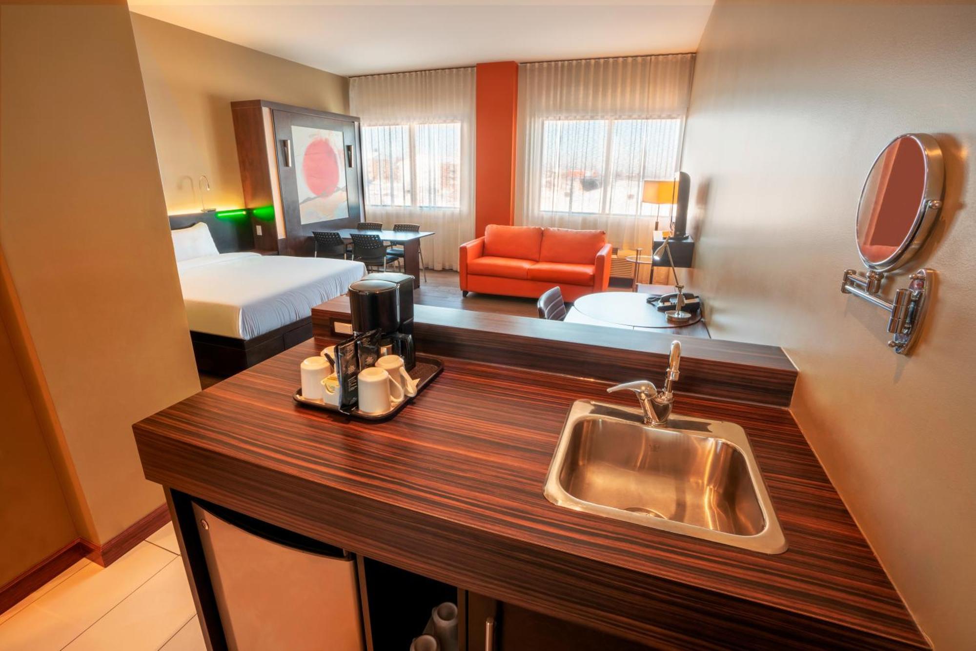 Studio Loft 2 queen-size beds & 1 sofa bed—Dining table,1758416566:JPEG
