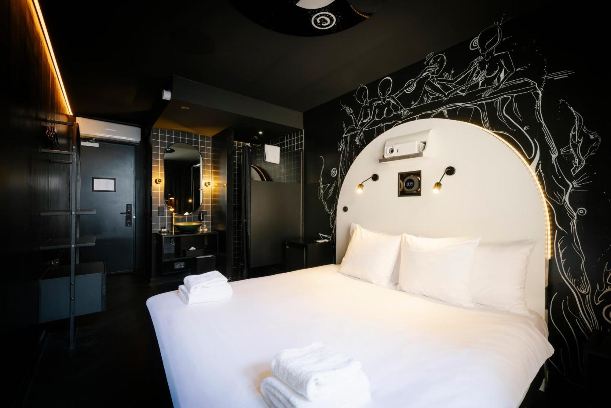 Double Room "Le Noir" by SUPPER
