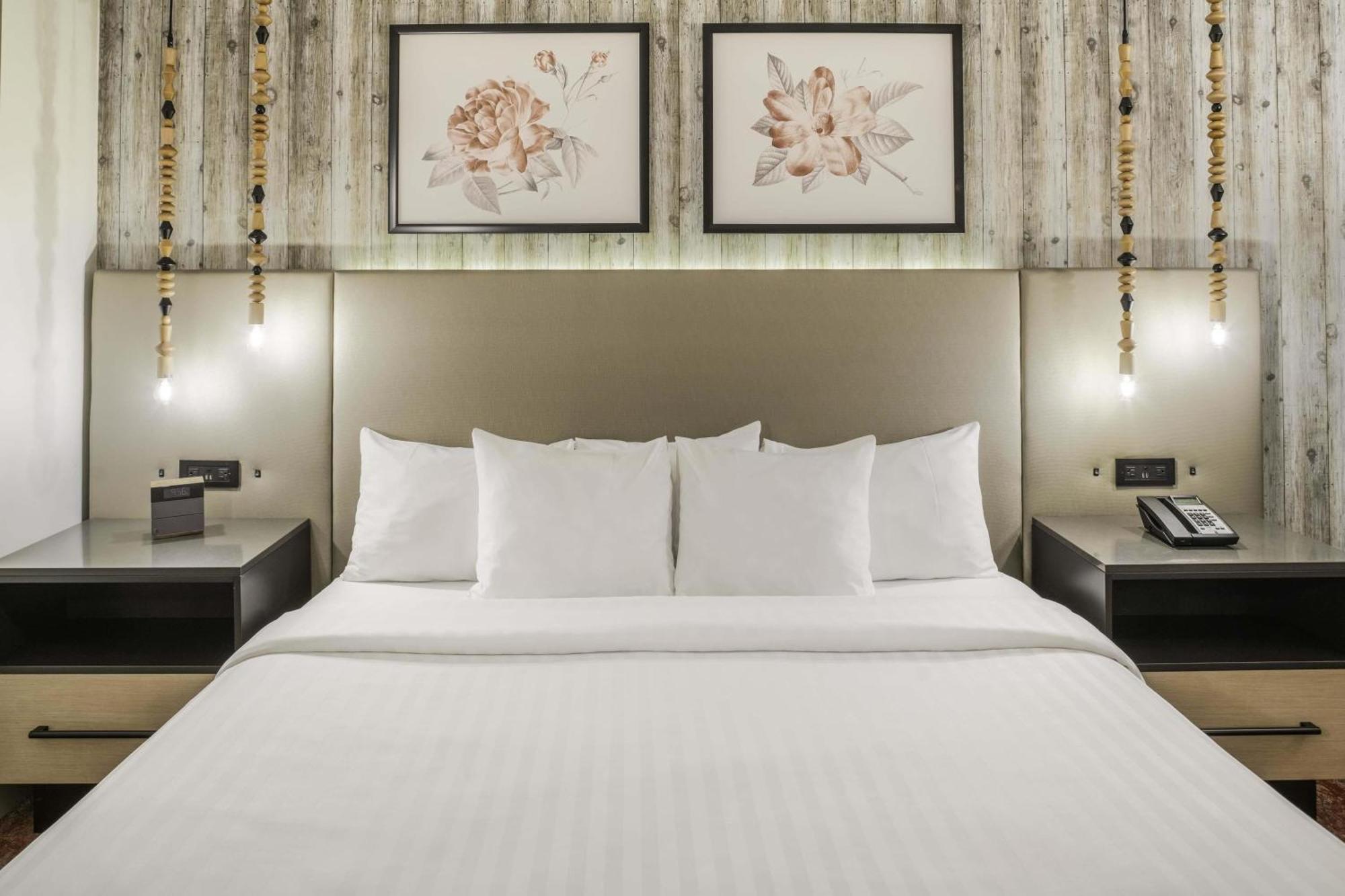 Two-Bedroom Suite One King Bed Two Queen Beds Tub Mobility Hearing Accessible,1758494549:JPEG